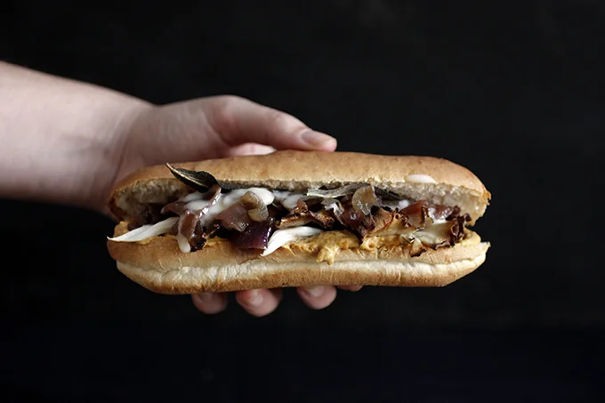 BOCADILLO DE “NO POLLO” Y SOPA DE CEBOLLA. FRENCH DIP.