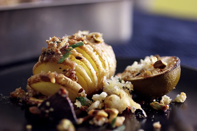 PATATAS HASSELBACK CON TAHINI, LIMA Y PISTACHOS Y QUESO VEGETAL