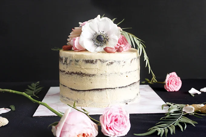PASTEL DE CHOCOLATE CON FROSTING DE CACAHUETE