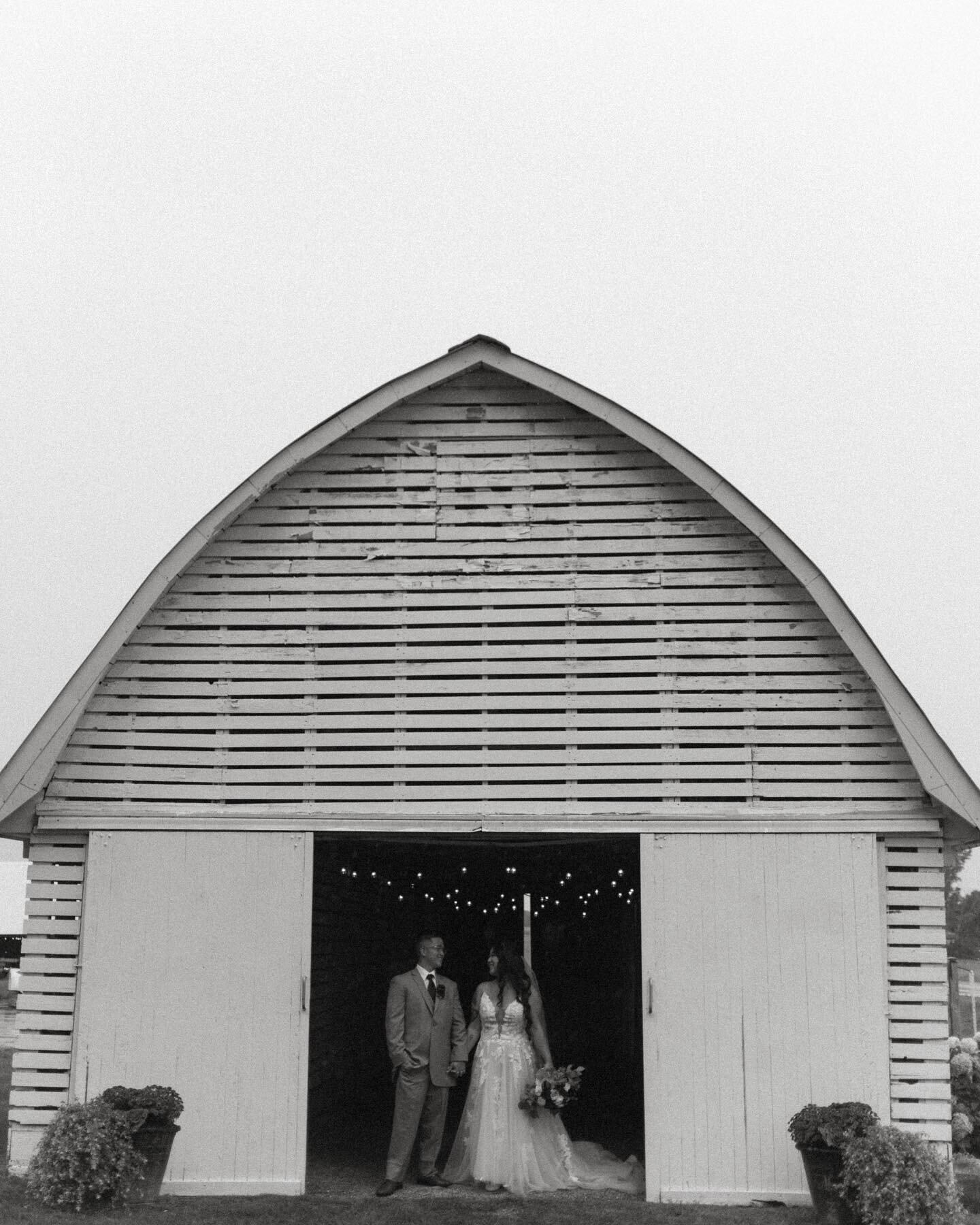 Finally getting around to posting some of the weddings I helped shoot last summer 🌷

2nd shot with @rebecca.lauren.photo