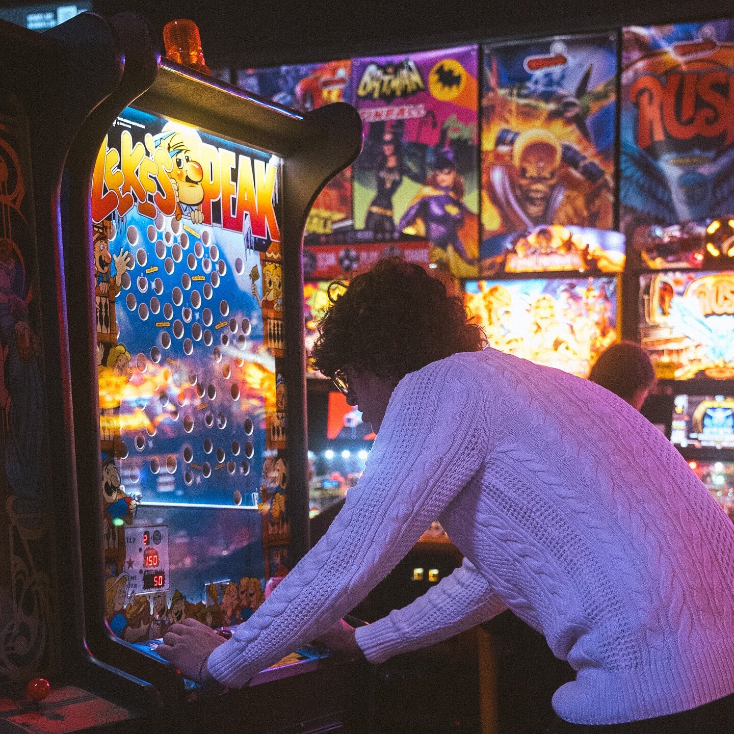 Female pinball players working together to make the hobby more welcoming  for women - ABC News