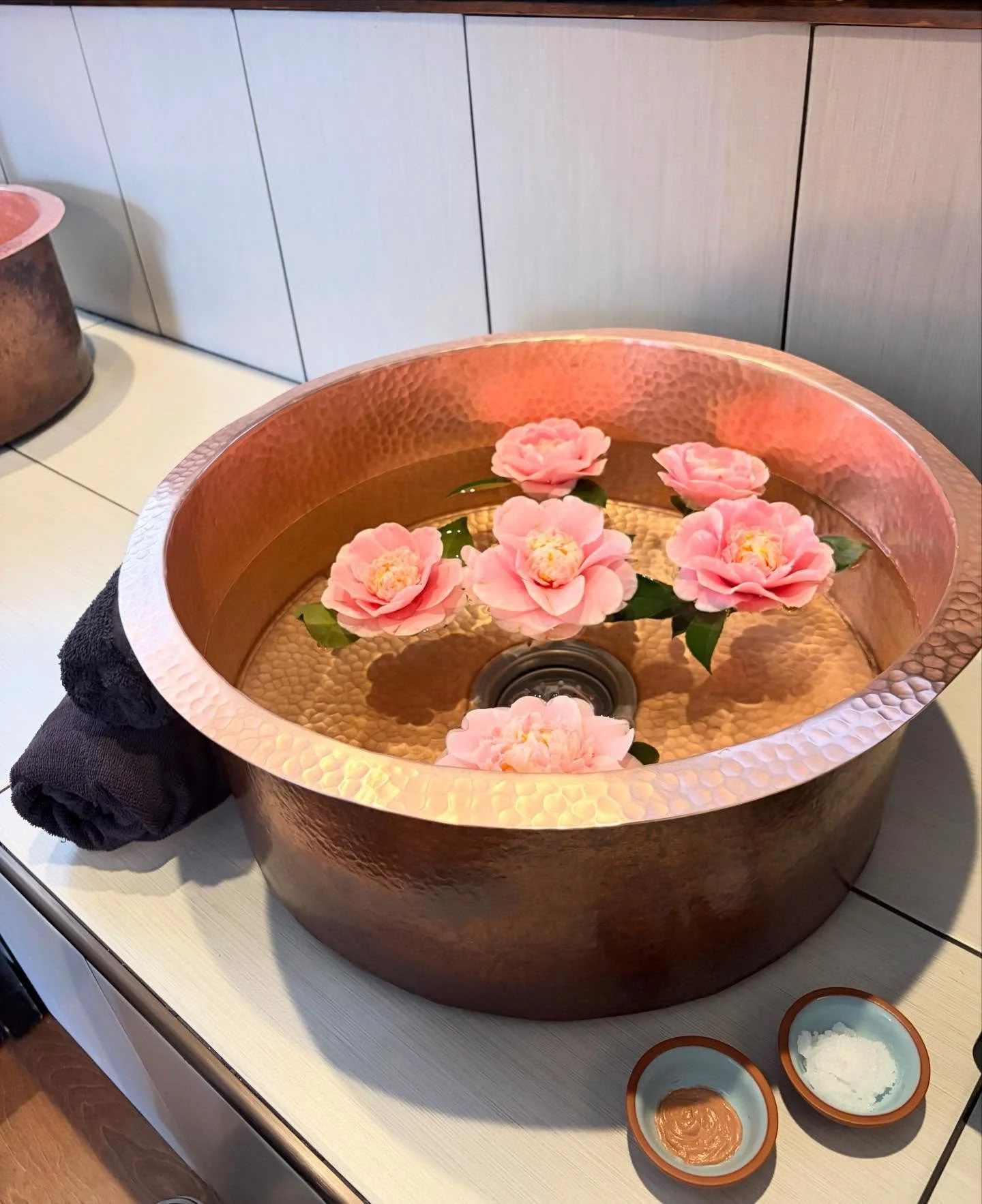 Our seasonal Wildflower Bouquet Pedicure makes a great gift for mom his Mother&rsquo;s Day!

Call to book today!
971.79.2757 💐