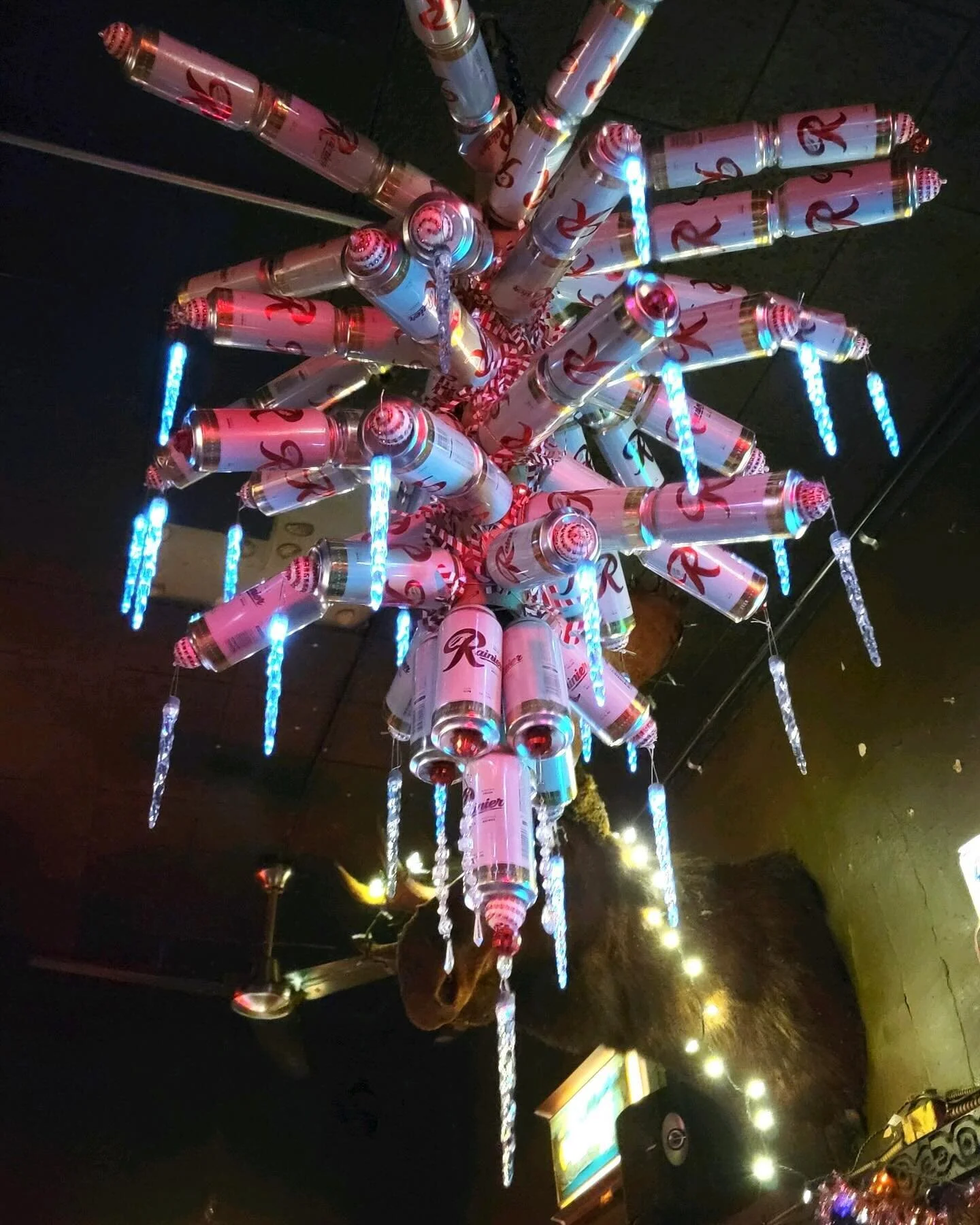 The Chandelier of Beers! @rainier_beer 

This #divebar is popping up with Christmas spirits! 

#5pointcafe #seattle #seattledivebars #seattlebars #christmasbar #christmaspopup #rainierbeer #divebars #divebarlife @divebarvibes @divebardilba @beautiful