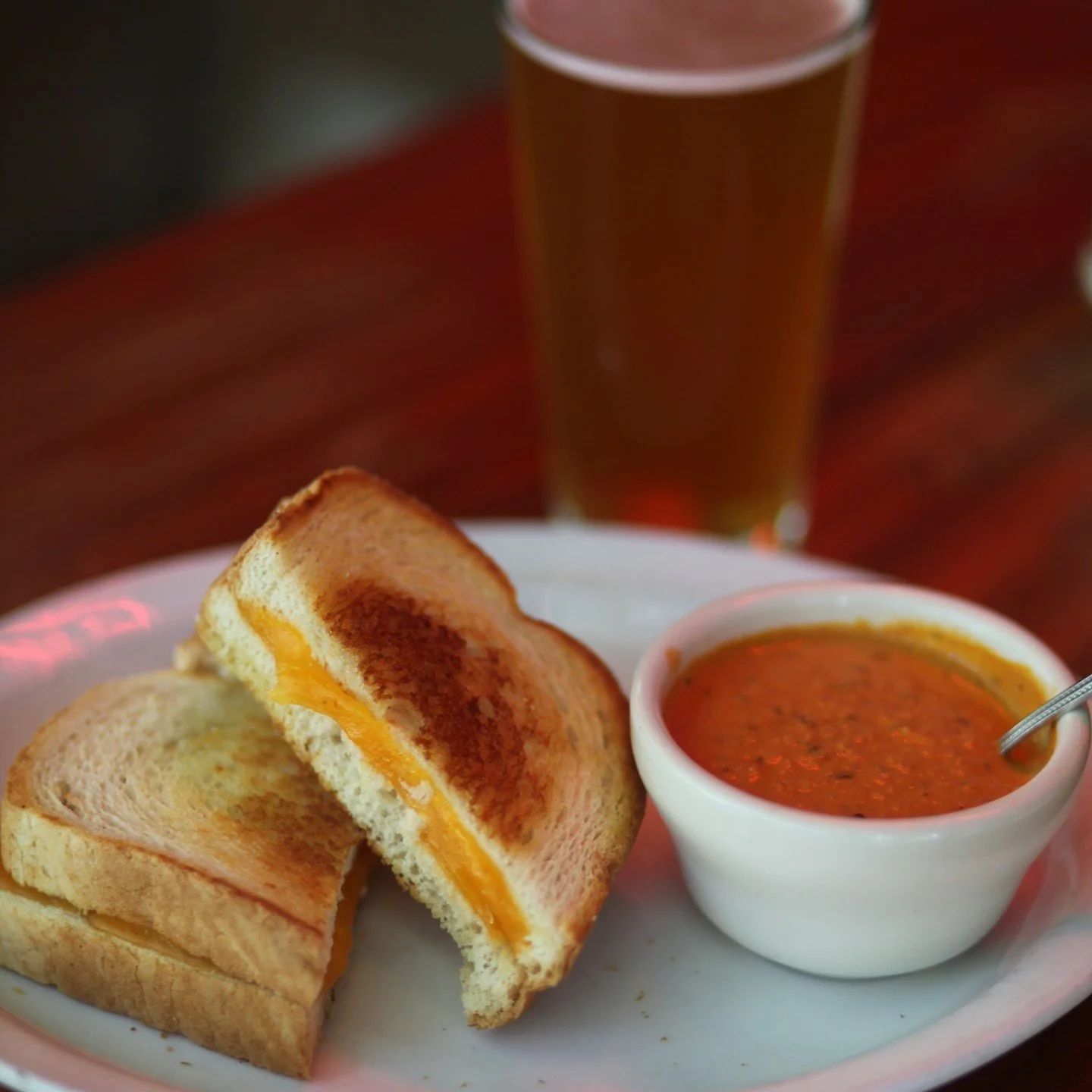 The classics. No explanation needed.
Cold beer, a grilled cheese that does its job, and tomato soup made for dunking.
Nothing dressed up. Nothing reinvented. Just food and drinks that show up the same way every time.
Come in, eat, drink, sit as long 