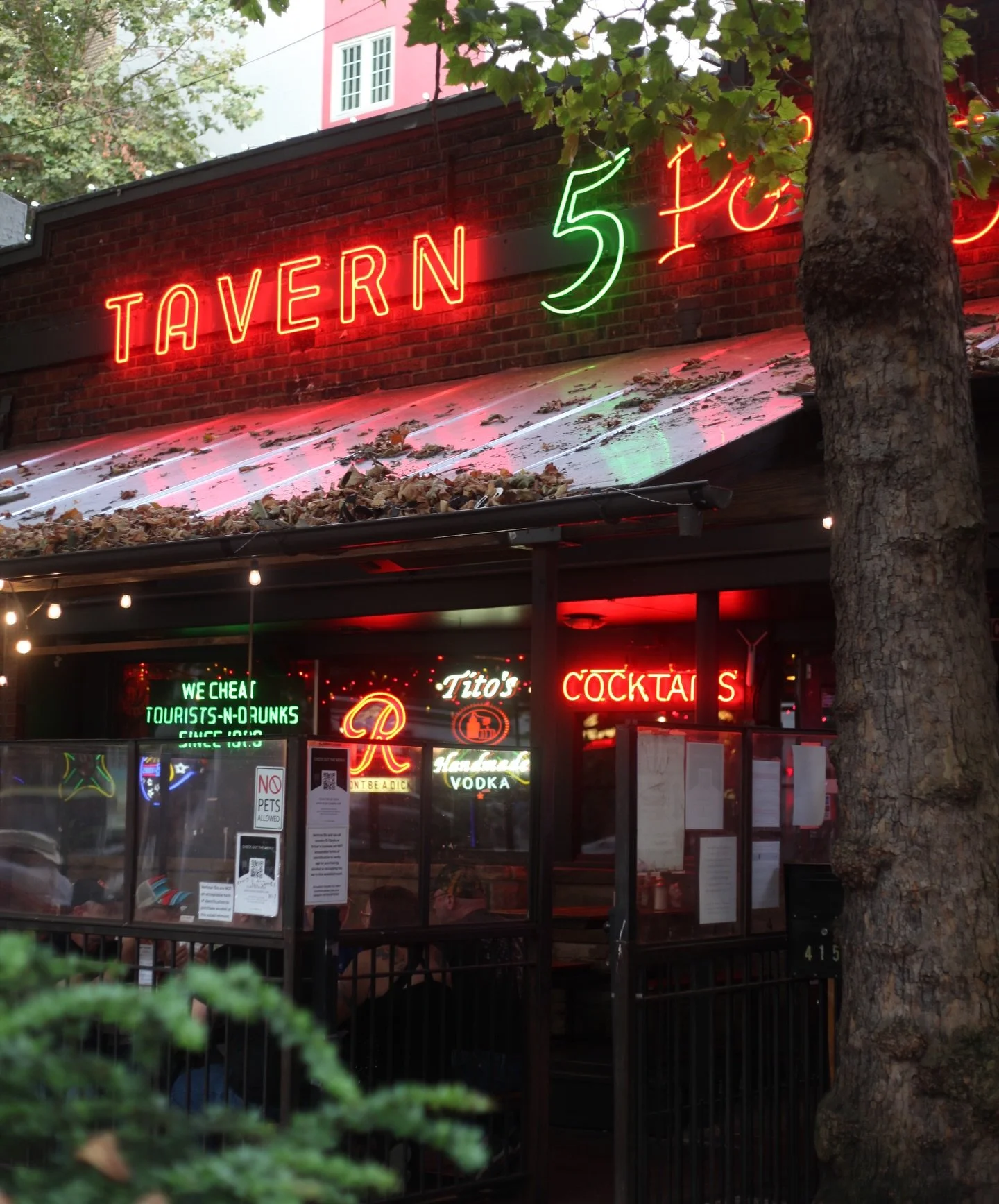 We&rsquo;re open, Seattle! Don&rsquo;t worry! 

We&rsquo;ve got all the meals to keep you warm, endless coffee &amp; strong drinks to keep your cold body (&amp; heart) warm 🥰🍻

#the5pointcafe #belltownseattle #seattlesnowday