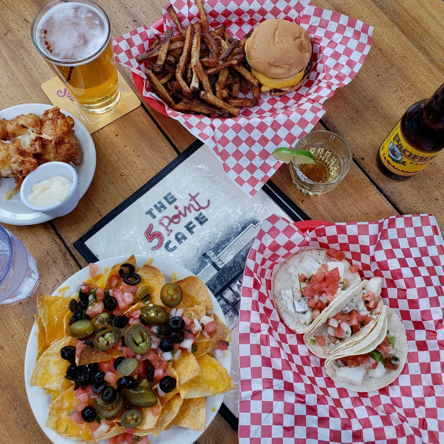 Now this is what I call a girl dinner!

Gooey cheese curds, a Dick Burger, nachos, beer, tequila, tacos - all at really *cute* happy hour prices. 

Available Mon-Fri 3-5pm
Click the link in our bio for full menu details

#the5pointcafe #seattlediveba