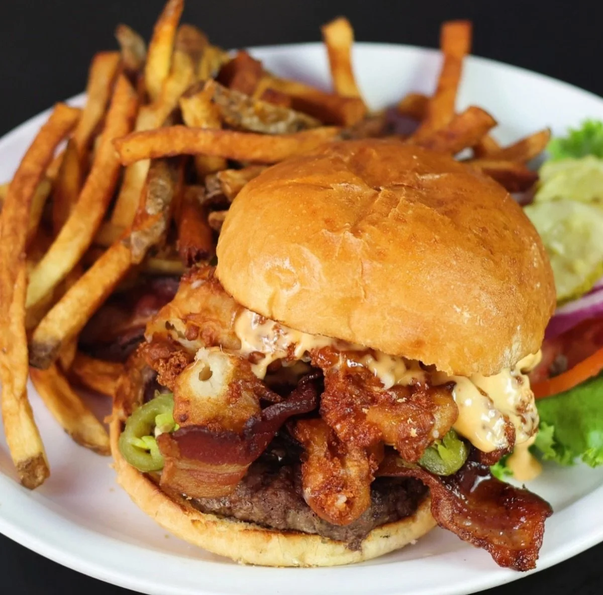 All-Up-In-Yo&rsquo; Curd Burger

Made with the highest quality fresh ground beef from Oregon, served with fresh sliced tomato, crisp lettuce, onion, pickles and our special house sauce on a toasted brioche bun, our Jalape&ntilde;o Curd Burger is fina