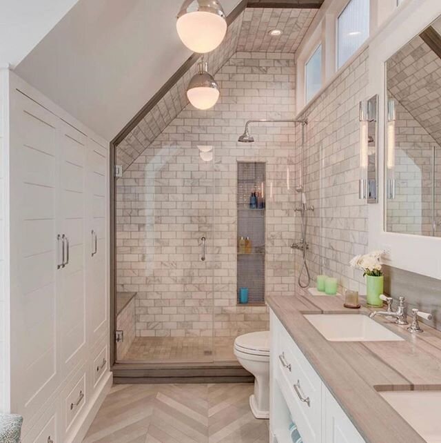 How gorgeous is this bathroom, and you have to love all that natural sunlight  that poors in at the top , but doesn&rsquo;t interfere with privacy. Tons of storage and maximized the best use of the space. That&rsquo;s what a fantastic designer @kater