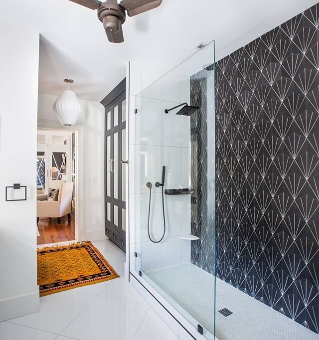 How classic and beautiful is this stunning black and white master bath remodel @billhuey.architecture 
#billhueyarchitecture #masterbathroomdesign #masterbathroomremodel #masterbathroomrenovation #walkinshower #walkinshowerdesign #curblessshower #bla