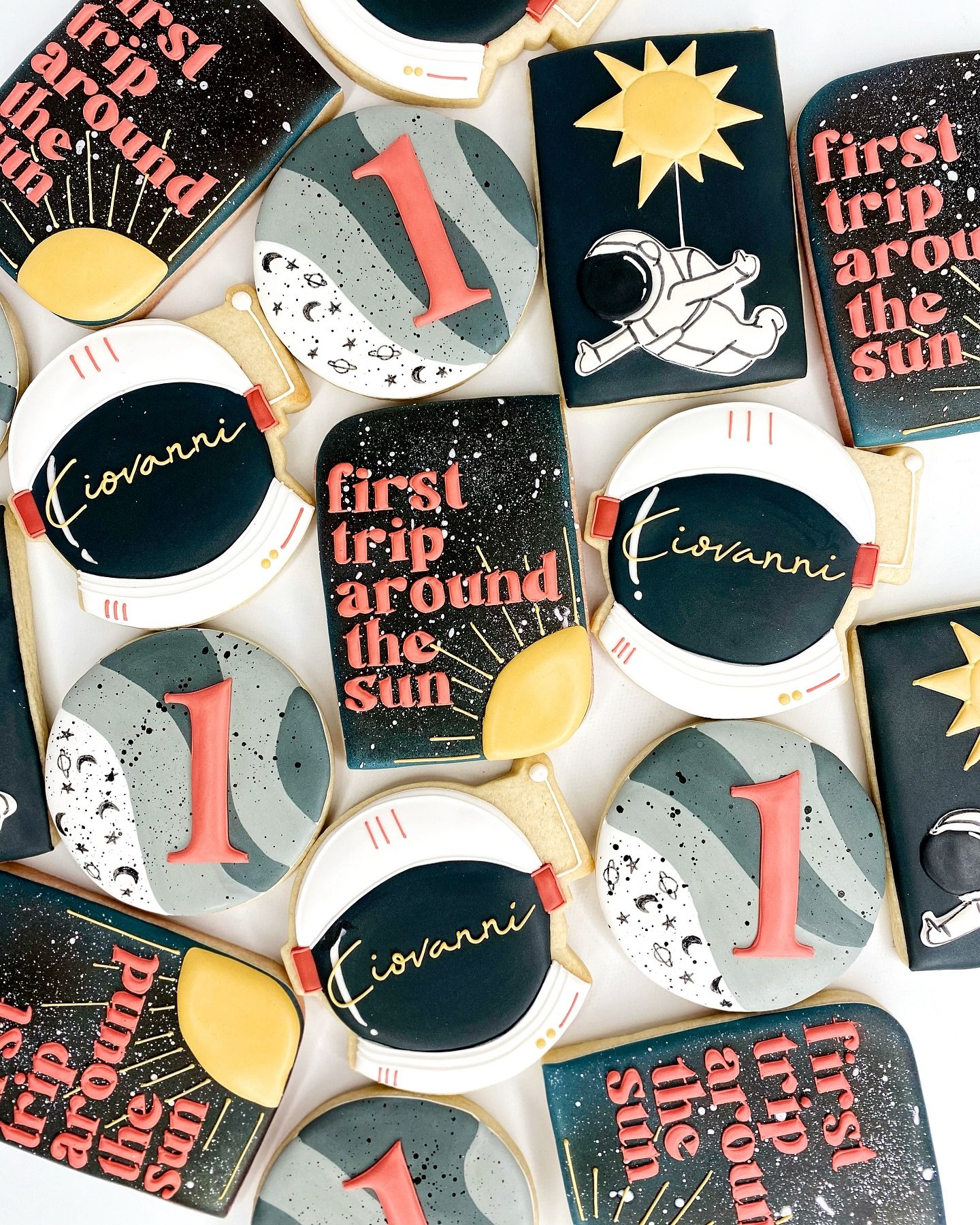 OUTTA THIS WORLD 🌍🚀👽❤️&zwj;🔥

Link in Bio for custom cookies, classes, and content! || Still have some availability for the month of September!

#spaceshipcookies #decoratedcookies #aliencookies #spacecookies #galaxy #space #spaceship #tampabaker