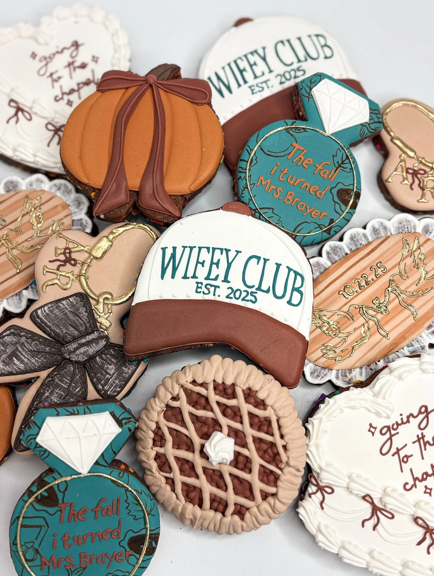 FALLING for these cookies 💍🧡

#pumpkincookies #fallcookies #decoratedsugarcookie #bridalcookies #theknot @theknot #cookieclasses #tampaweddings #tampabaker #weddingncookies #thanksgiving #thanksgivingcookies