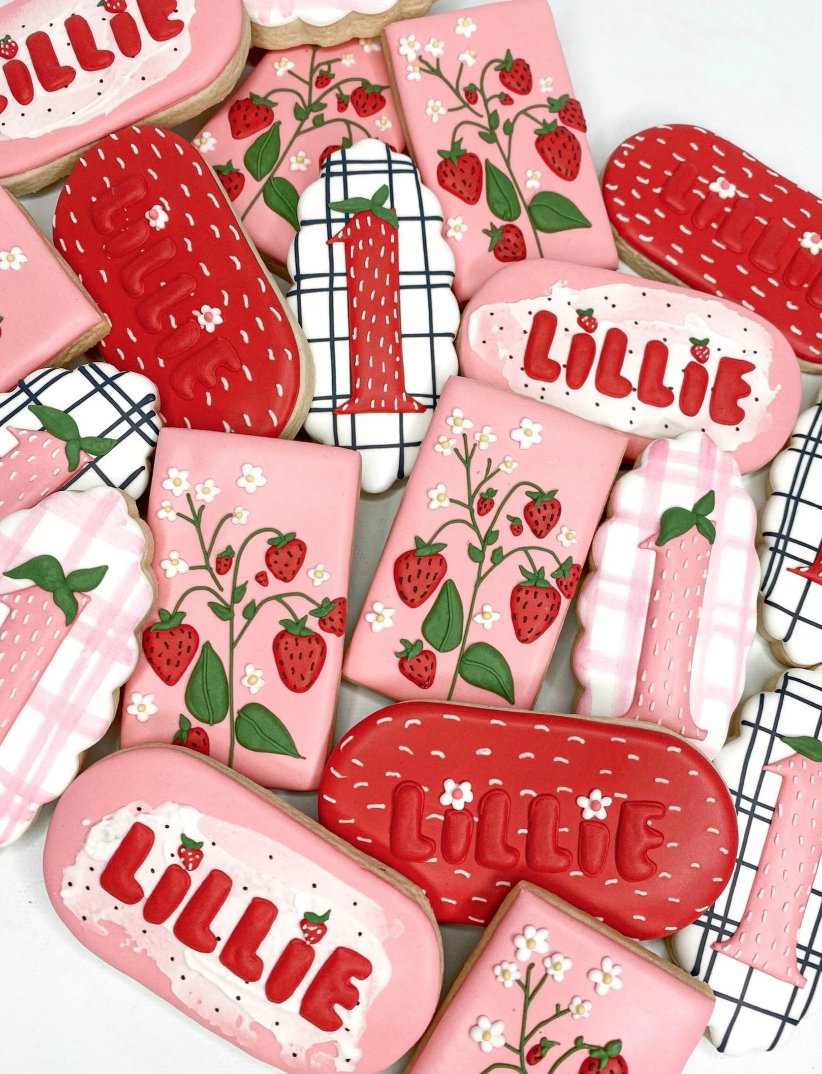 Strawberry fields foreverrrrrr 🍓✨ 

#decoratedcookies #tampabaker #cookieworkshop #cookiedecorating #strawberrycookies