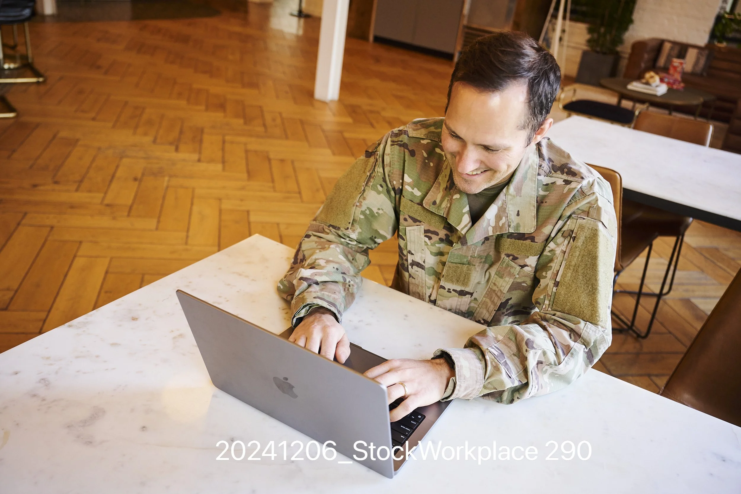 20241206_StockWorkplace 290.jpg