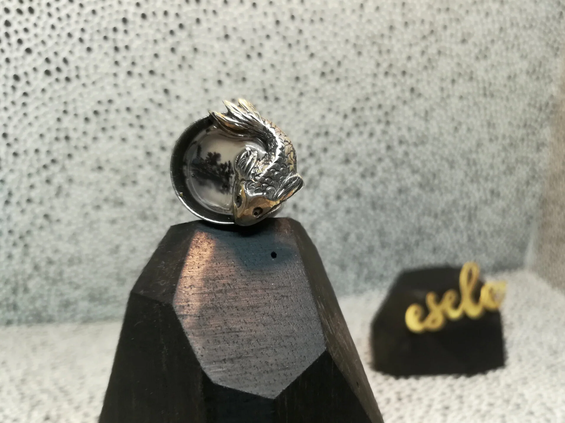 Aquarium gauge piercing, handmade for Méli. The 12 mm fish is made of 925 silver, chiseled by hand. The stone is an herbalized agate, set in resin. 2019.-Click on the image to see detailed photos-