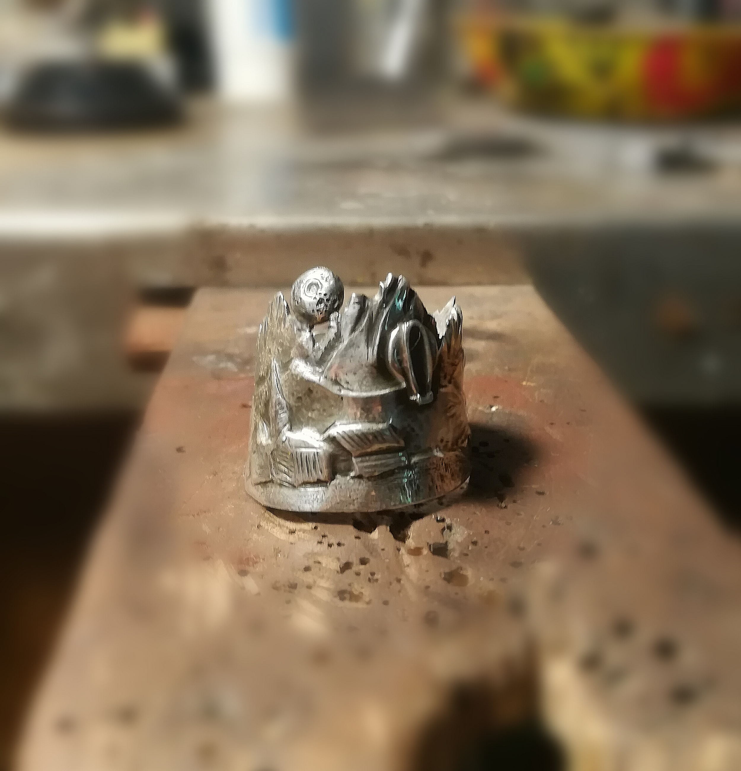 Mountain ring, made for Dame Drey. This ring was a challenge! Starting from a silver plate, it is entirely chiseled and carved by hand. They are called bow rings, they are worn on the thumb. 925 silver. 2018.