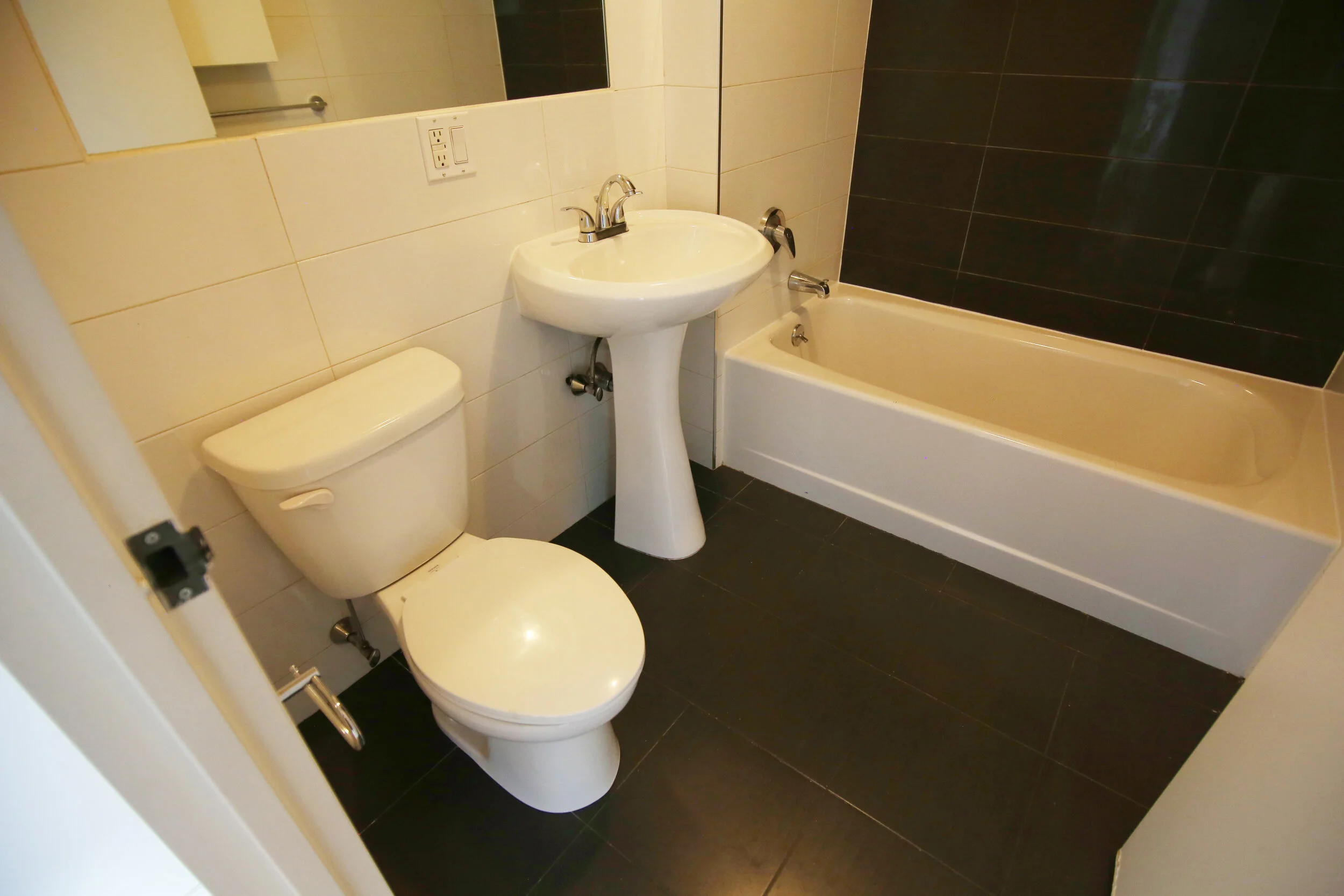 832 Dekalb #4E_006.JPG