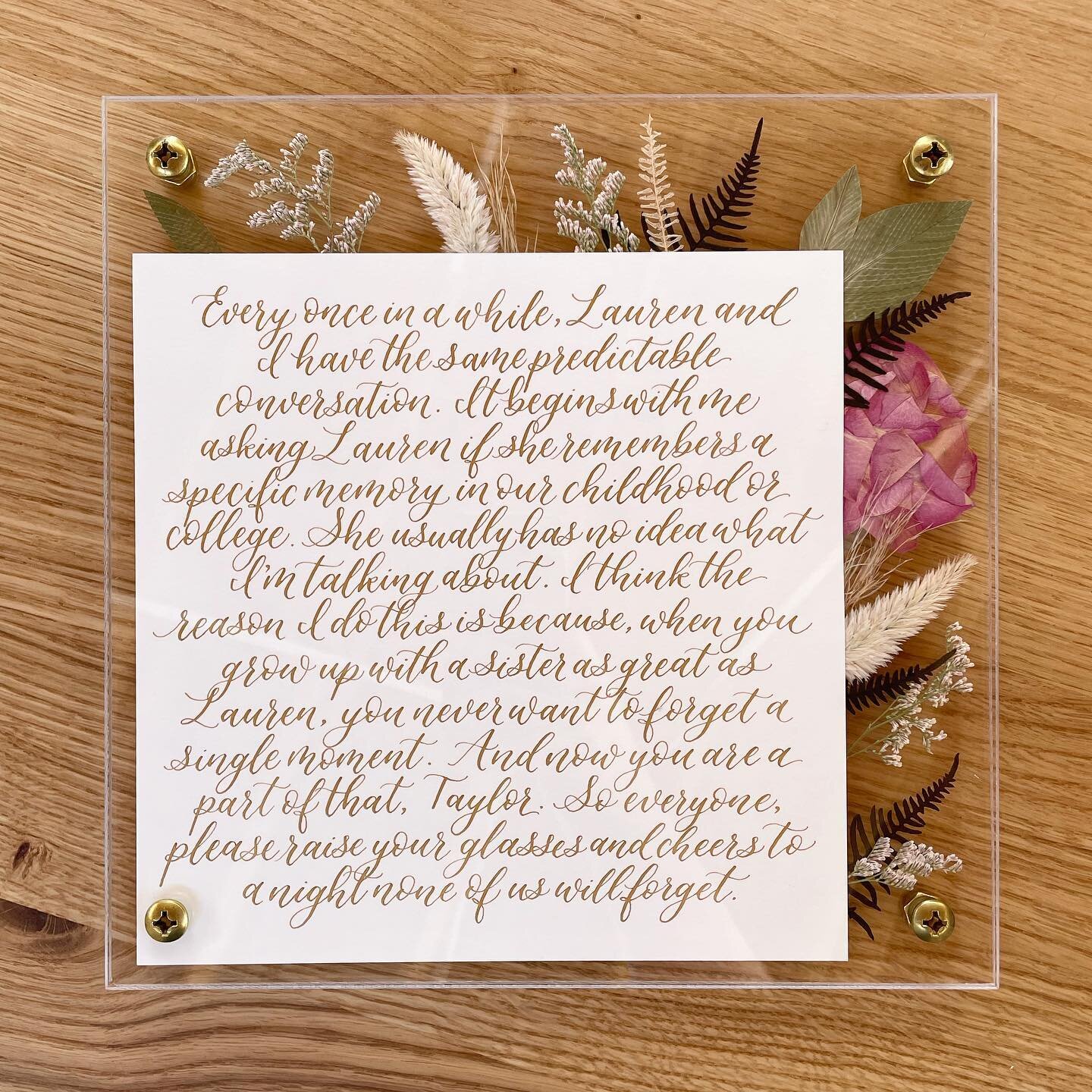 A special collaboration with @petalandpressstudio 💕 This bride's sister gifted her this sweet gift - part of her speech written by me and beautifully pressed flowers from the wedding by Sarah 💐 
I love getting to be a part of such meaningful person