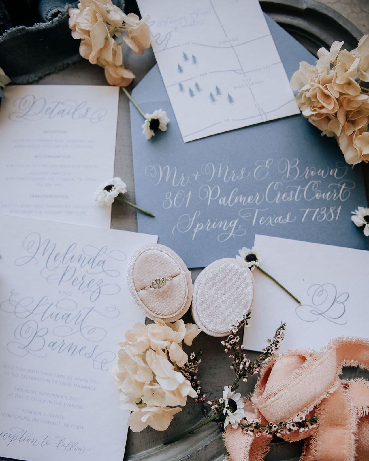Dusty blue is one of those classic colors that looks good in any season and can be mixed with plenty of colors. Here it is looking real pretty with muted peach tones 😍

@moonstruckeventstx 
@all.the.pretty.things.htx 
@specialmoments.photography_ 

