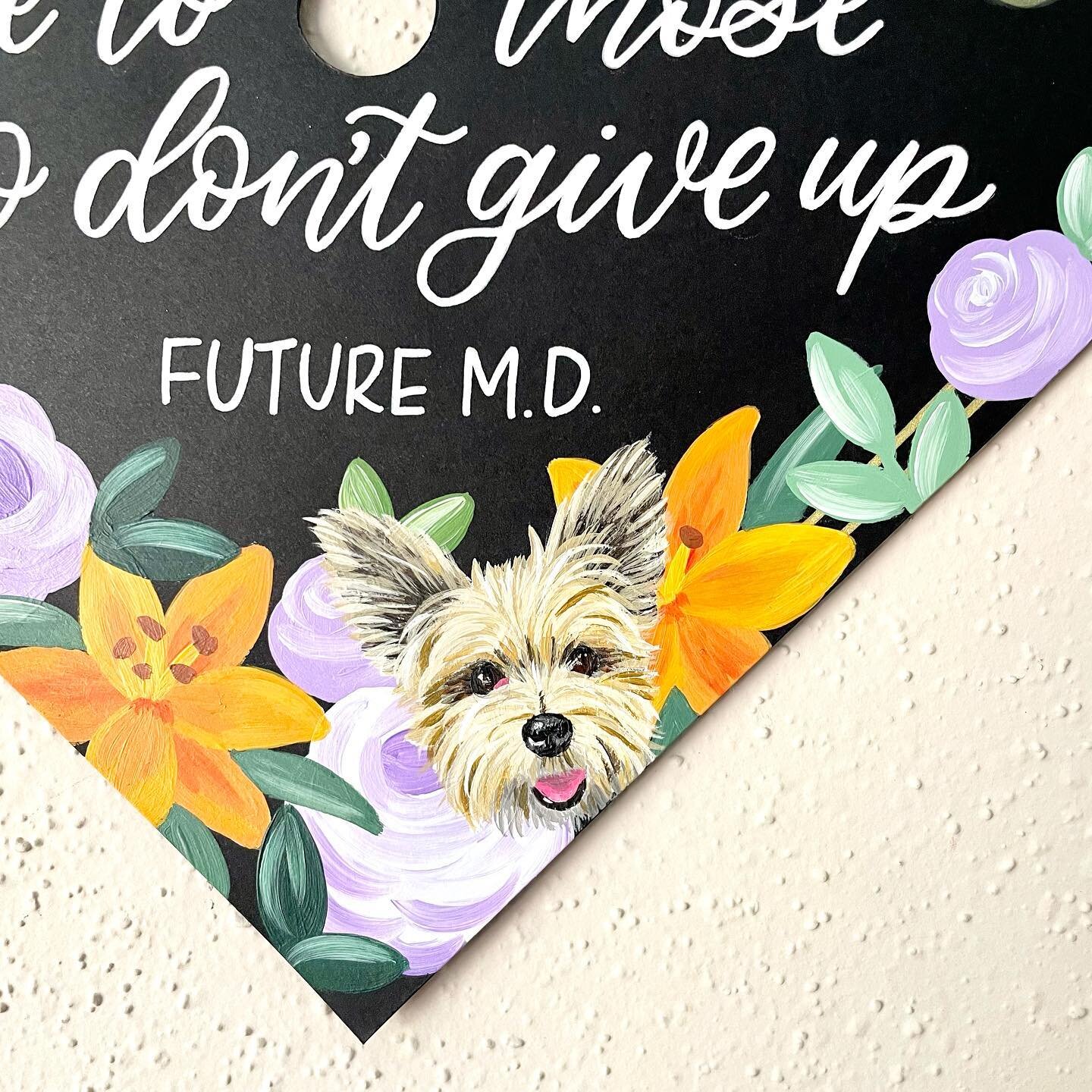 A tiny dog portrait on a recent grad cap 🐾 swipe to see the full cap 🎓 @lelelines_gradcaps 

#lelelines #lelelinescaps #etsy #etsyseller #graduationcap #customgraduationcap #graduationcaptopper #customgradcap #gradcapdesign #gradcap #gradcapideas #