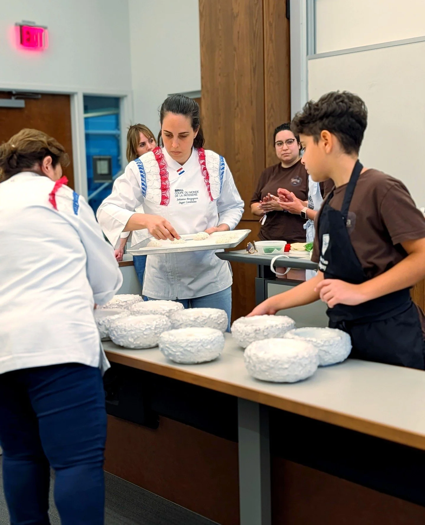 How often do you get to learn from one of the world's best pastry teams AND taste the competition dessert only the judges get to experience?⁠
⁠
This week, our students and alumni had that opportunity as Team Paraguay demonstrated the stunning frozen 