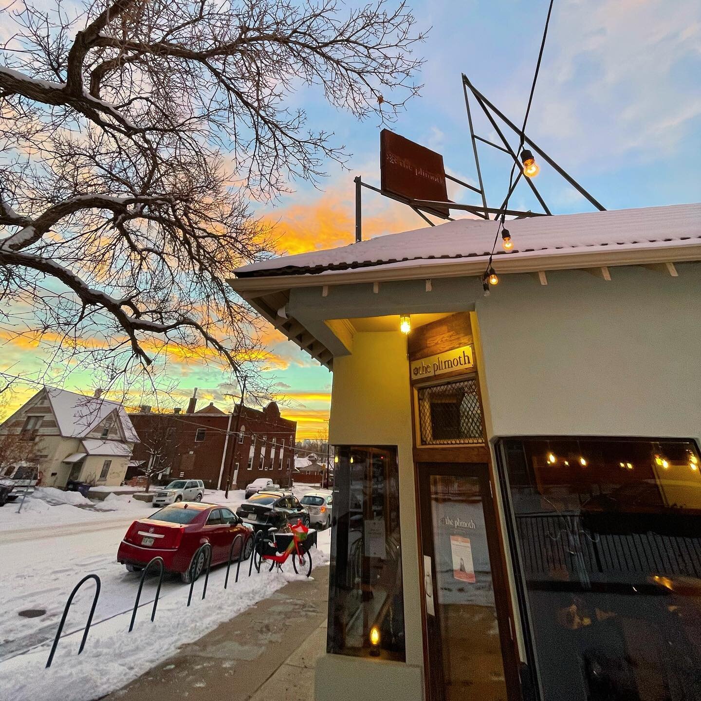O the weather outside is frightful&hellip;but in here it smells delightful! The Plimoth is open today, the 23rd, and 24th! Call for a spot!

#winterweather #sunsetphotography #skylanddenver #cityparkdenver #diningoutdenver #denverfoodie