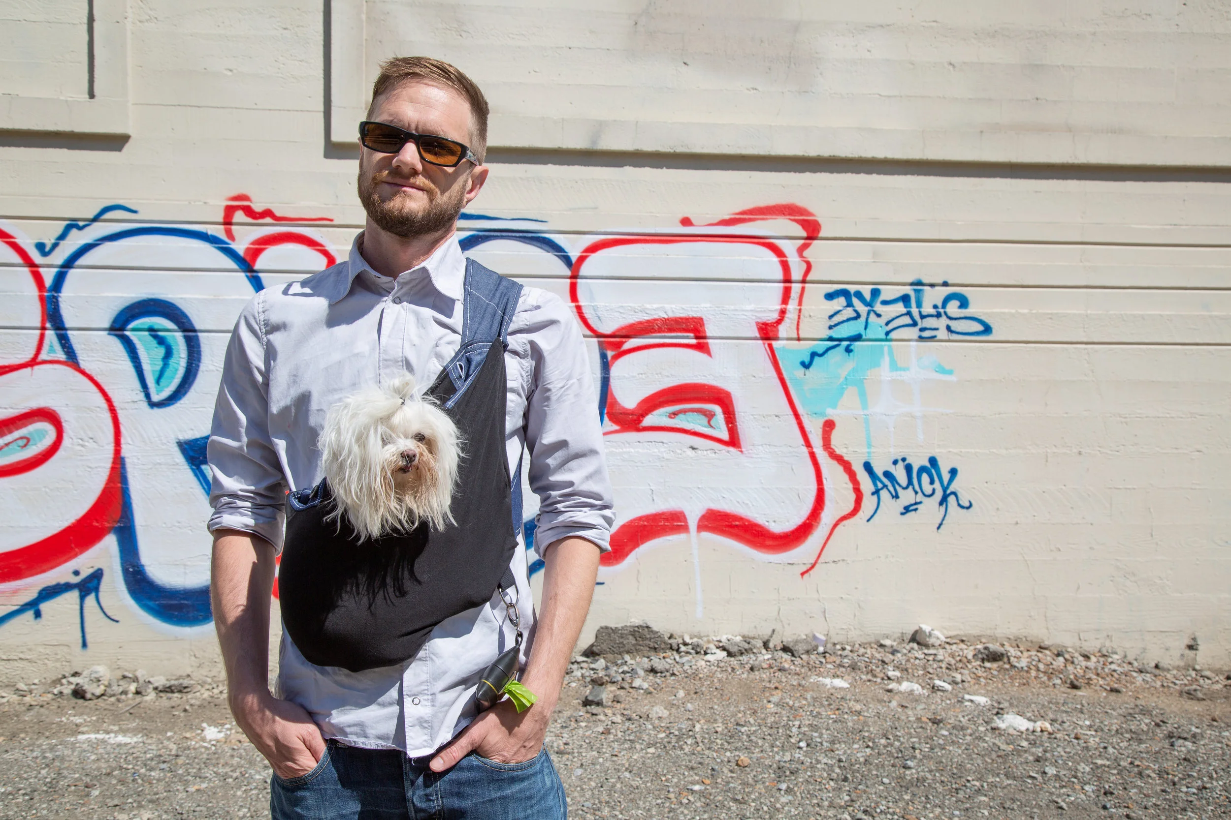 犬とサングラスをかけた男性.jpg