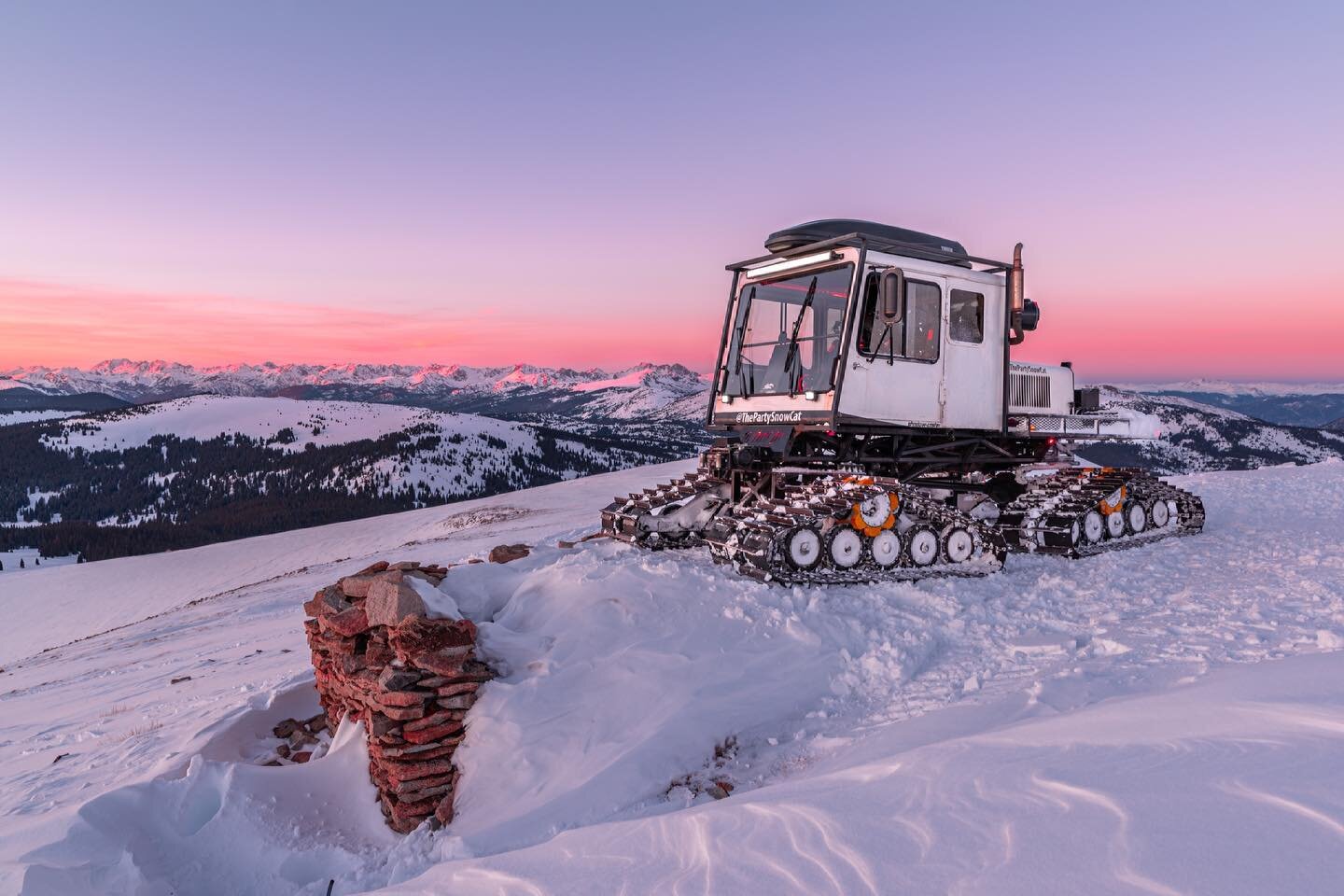 Snowcat sunsets are hard to beat. Huge thanks to @thepartysnowcat for an insane winter. 
-
-
-
- #leavenotrace #bestcoloradophotography #coloradotraveltips #movingtocolorado #coloradountamed #visitcolorado #coloradogram #jj_colorado #coloradoproud #d