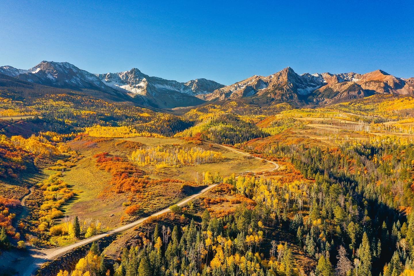 Fall in Colorado never disappoints 
-
-
-
-#leavenotrace #bestcoloradophotography #coloradotraveltips #movingtocolorado #coloradountamed #visitcolorado #coloradogram #jj_colorado #coloradoproud #docolorado #hashtagcolorado #sendit #coloradoshared #co