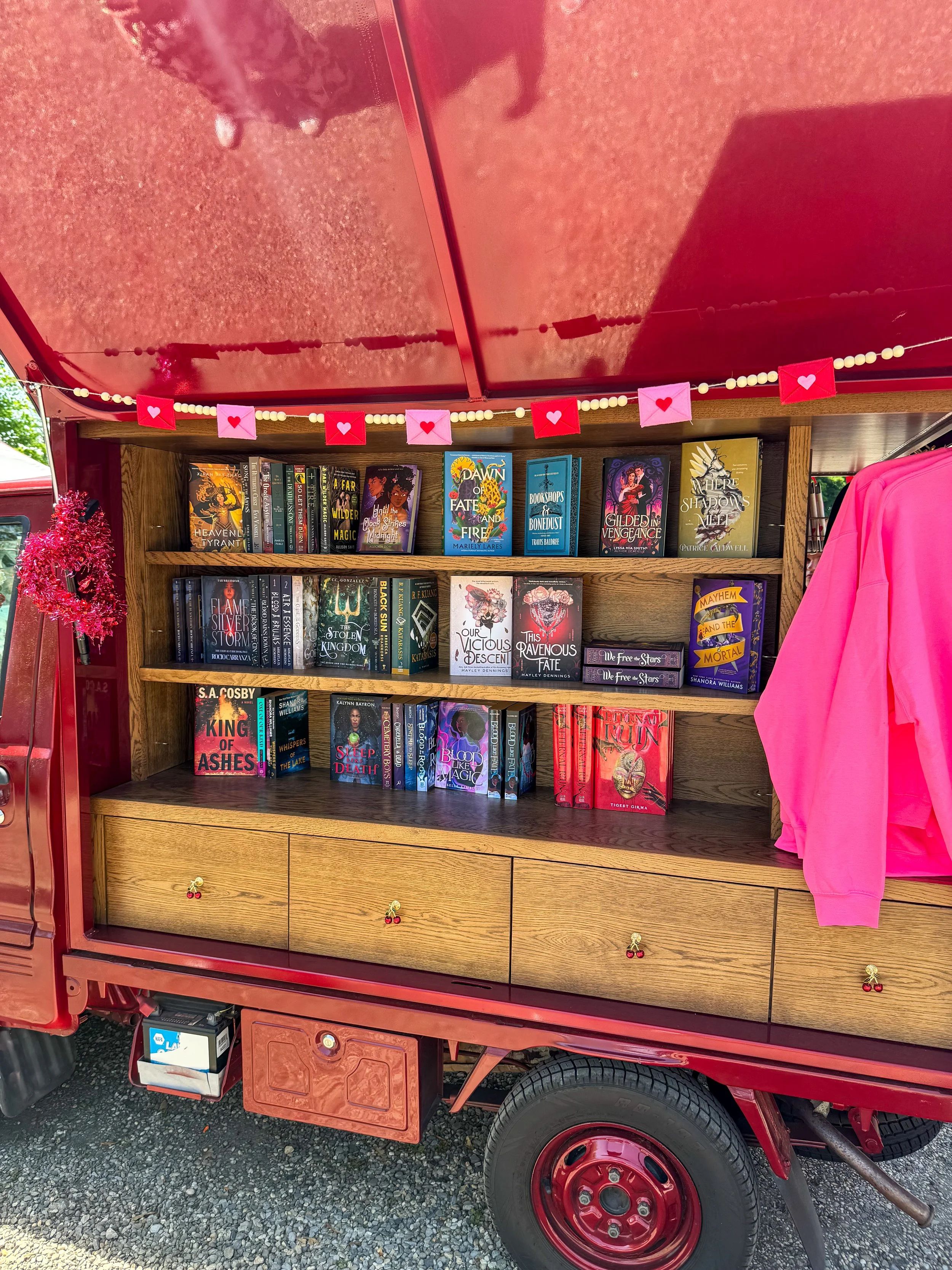 Books &amp; Blooms at Calgo Gardens | A Perfect Spring Bookish Event