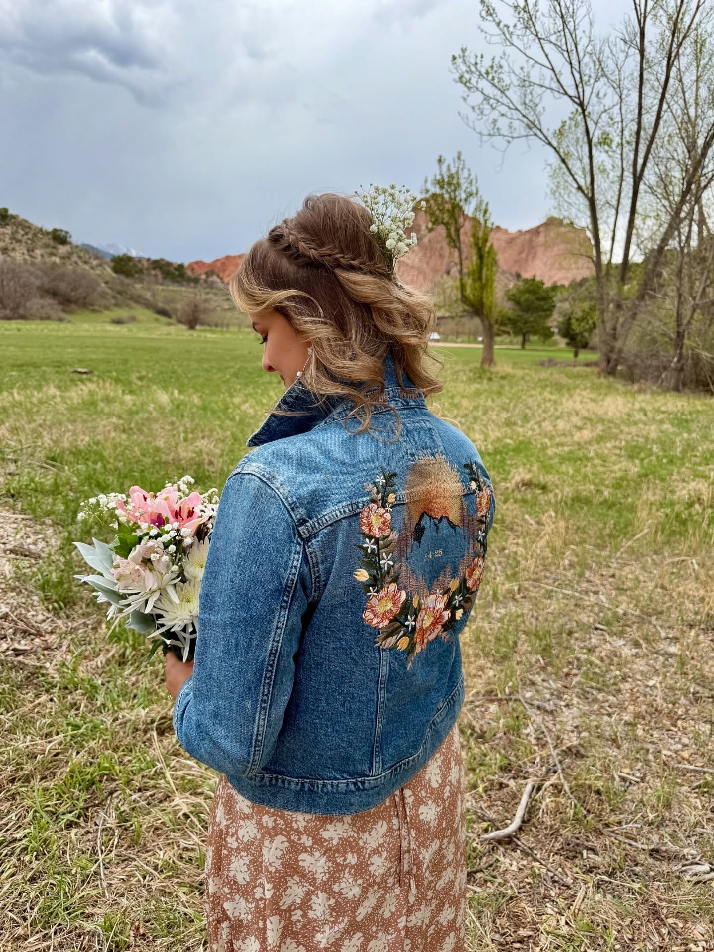 Stephanie wearing our custom mountain floral jacket on her wedding day 🌷
Think you&rsquo;ll only wear your jacket once? Not this one. The color palette was chosen to complement both her dress and the pieces she already owns. It&rsquo;s the kind of j