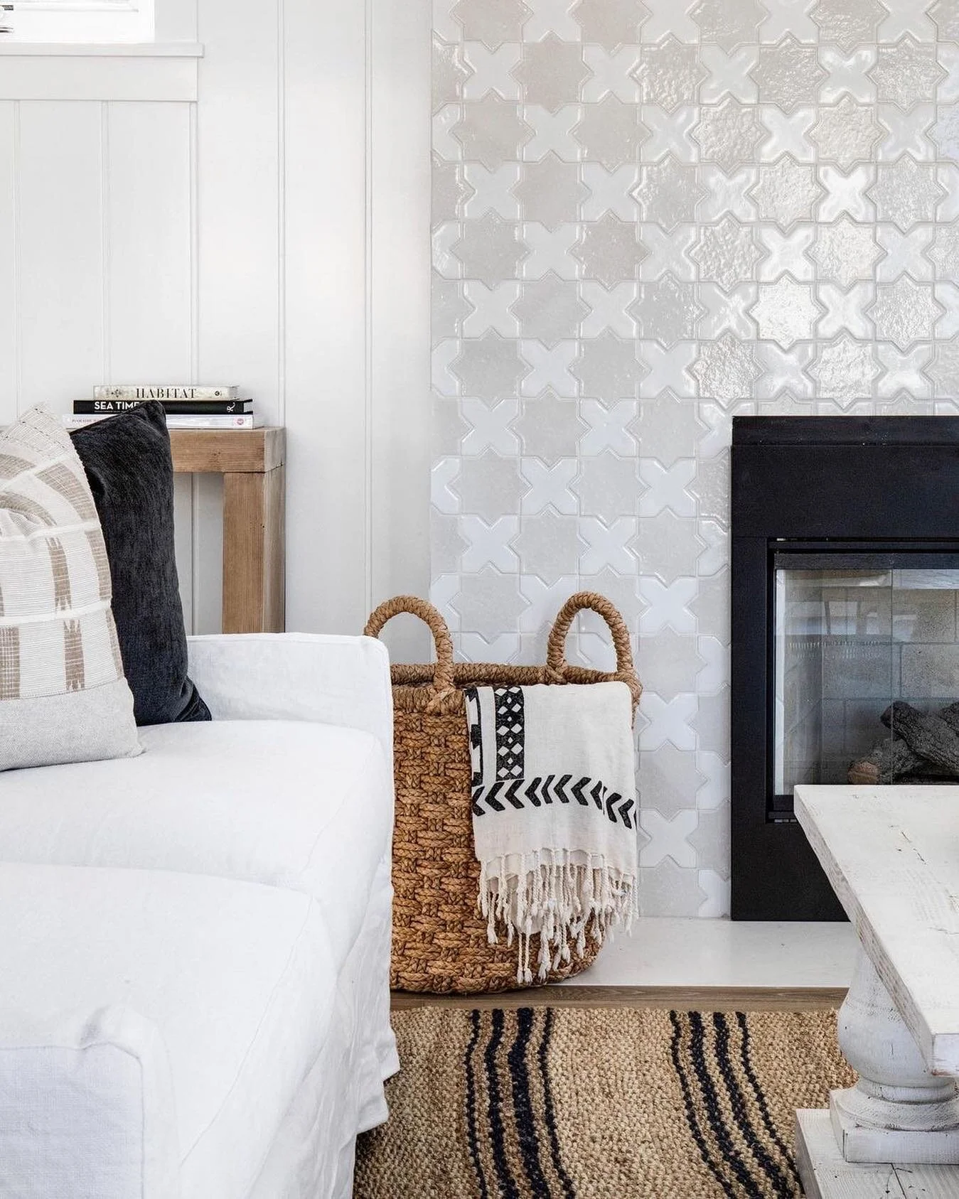 This handcrafted tile fireplace from @graystonecustombuilders is 🔥

#repost 
design / build: @graystonecustombuilders
styling: @blackbanddesign
photo: @chadmellon

#livingroom #livingroomdecor #greenery #newtraditional cozy #cozyhome #family #family