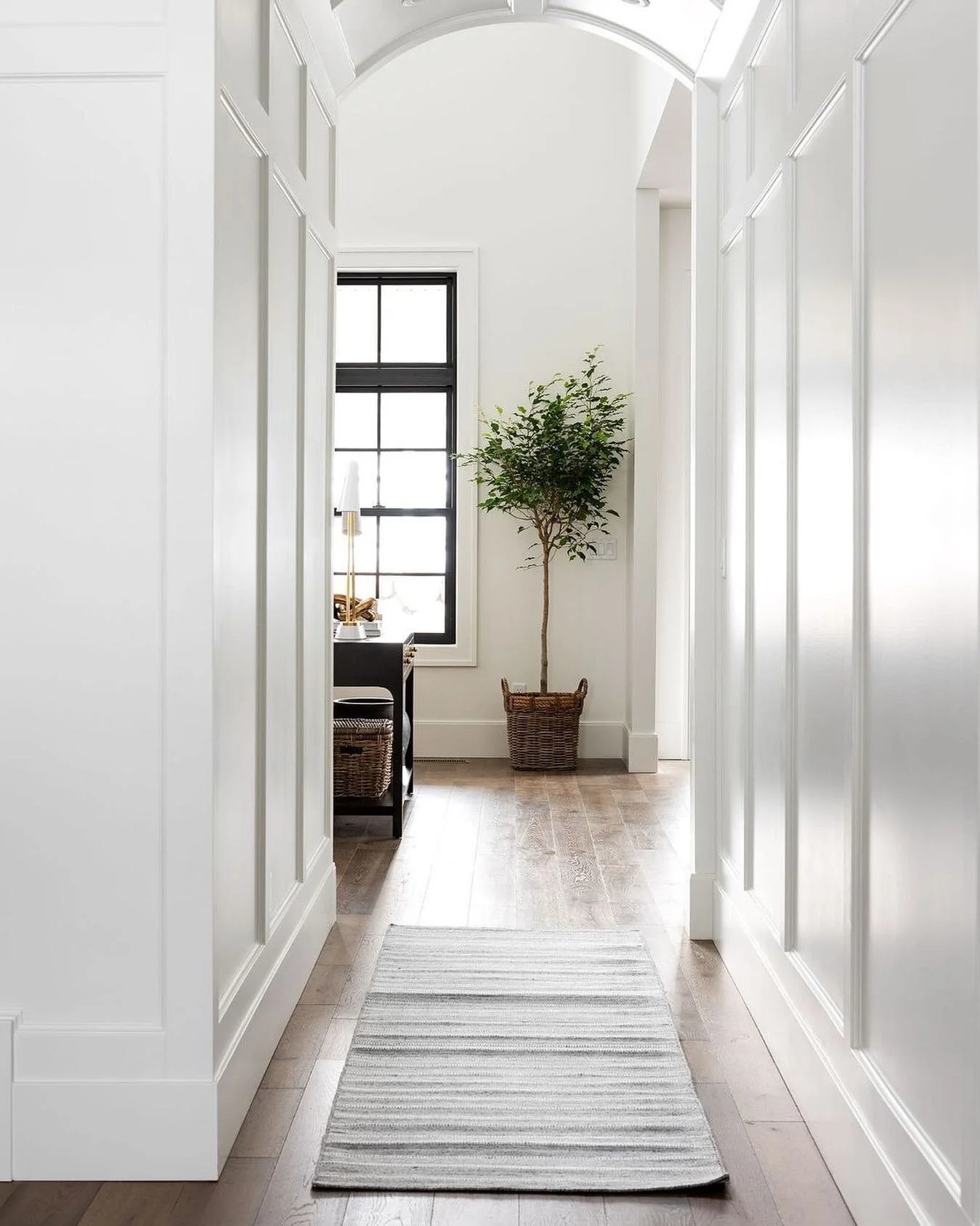 We are big fans of bright white spaces with a pop of lively green. Bring on all the natural light!

Thanks for the inspo, @mcgeeandco!

 #greenery #home #homedecor #hallwaydecor #hallways #brightwhitehomesofig  #thechathamco #thechathamcompany #reale