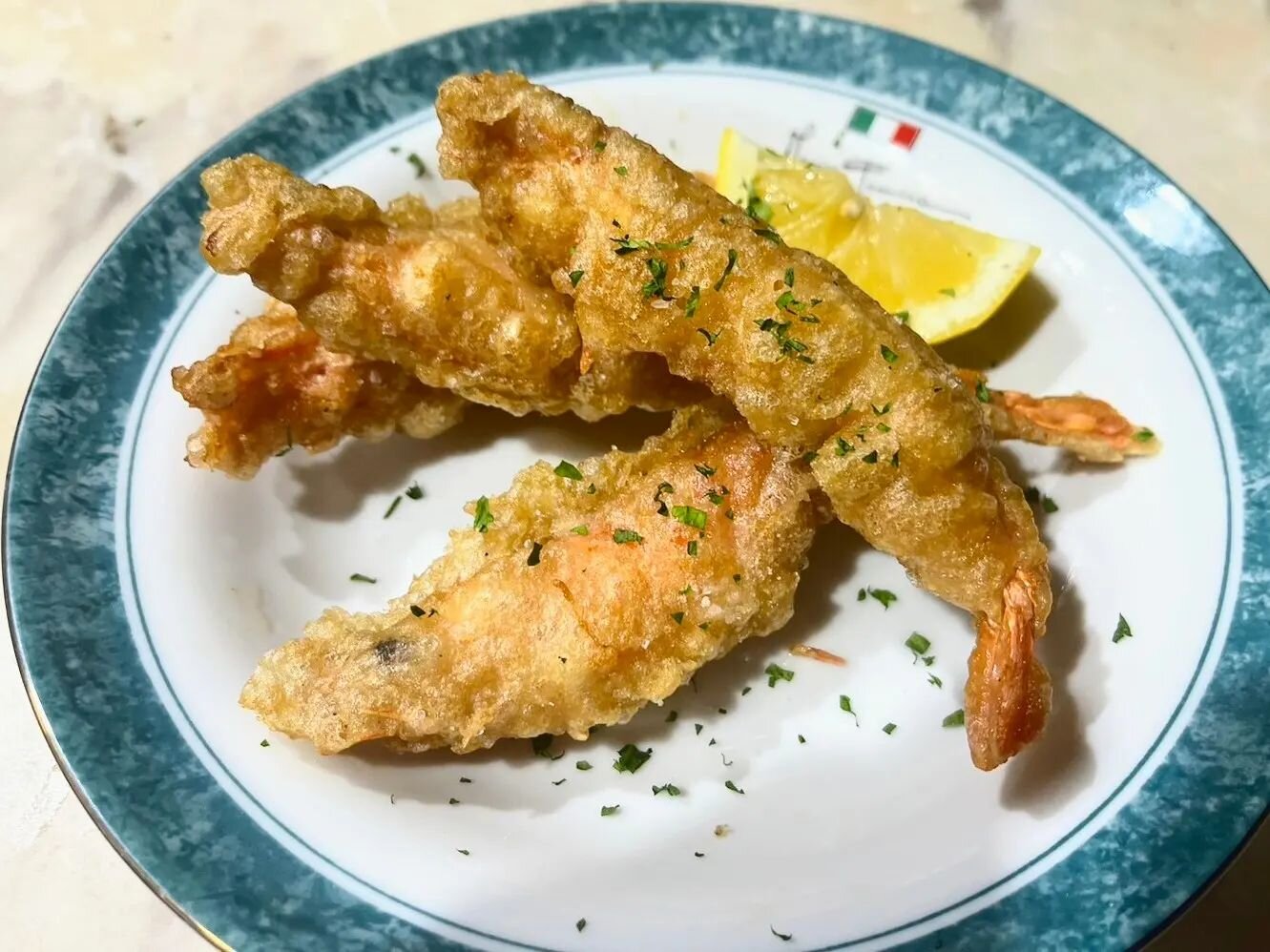 日本語🇯🇵English🇬🇧Italiano🇮🇹
🇯🇵何？何？何？
ですよね。
ソフトシェルシュリンプでぇ〜す。
ソフトシェルクラブが好評だったので、次はシュリンプで。
全部食べれちゃいます。

🇬🇧Can you guess what this dish is? After our fried soft-shell crabs gained so much popularity we decided to try soft-shell shrimps too! You ca