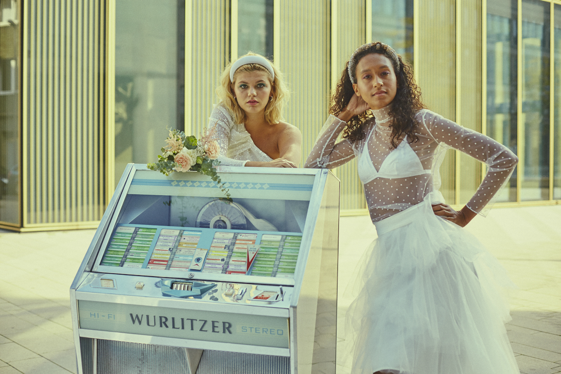 Jukebox Wurlitzer Lyrik M präsentiert von zwei Braut Modells im Gerling Quartier in Köln