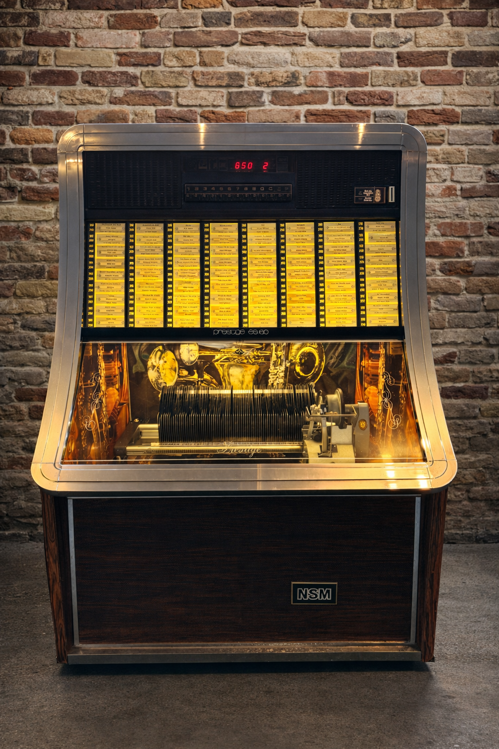 Vintage NSM Prestige Jukebox vor Backsteinwand.png