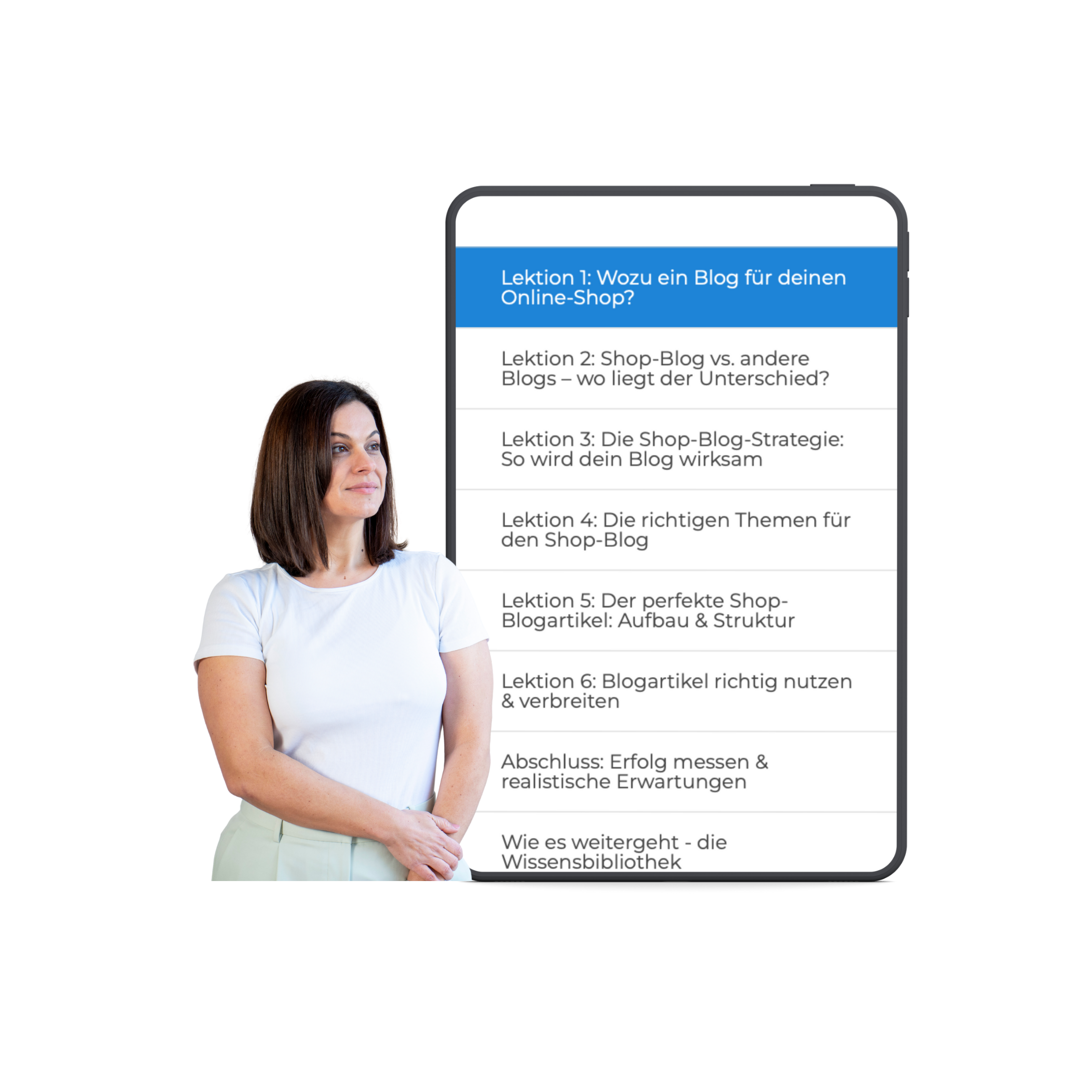 Eine Frau steht vor einem großen Smartphone-Bildschirm, auf dem eine Lernliste mit verschiedenen Lektionen zum Thema Blog im Online-Shop angezeigt wird.