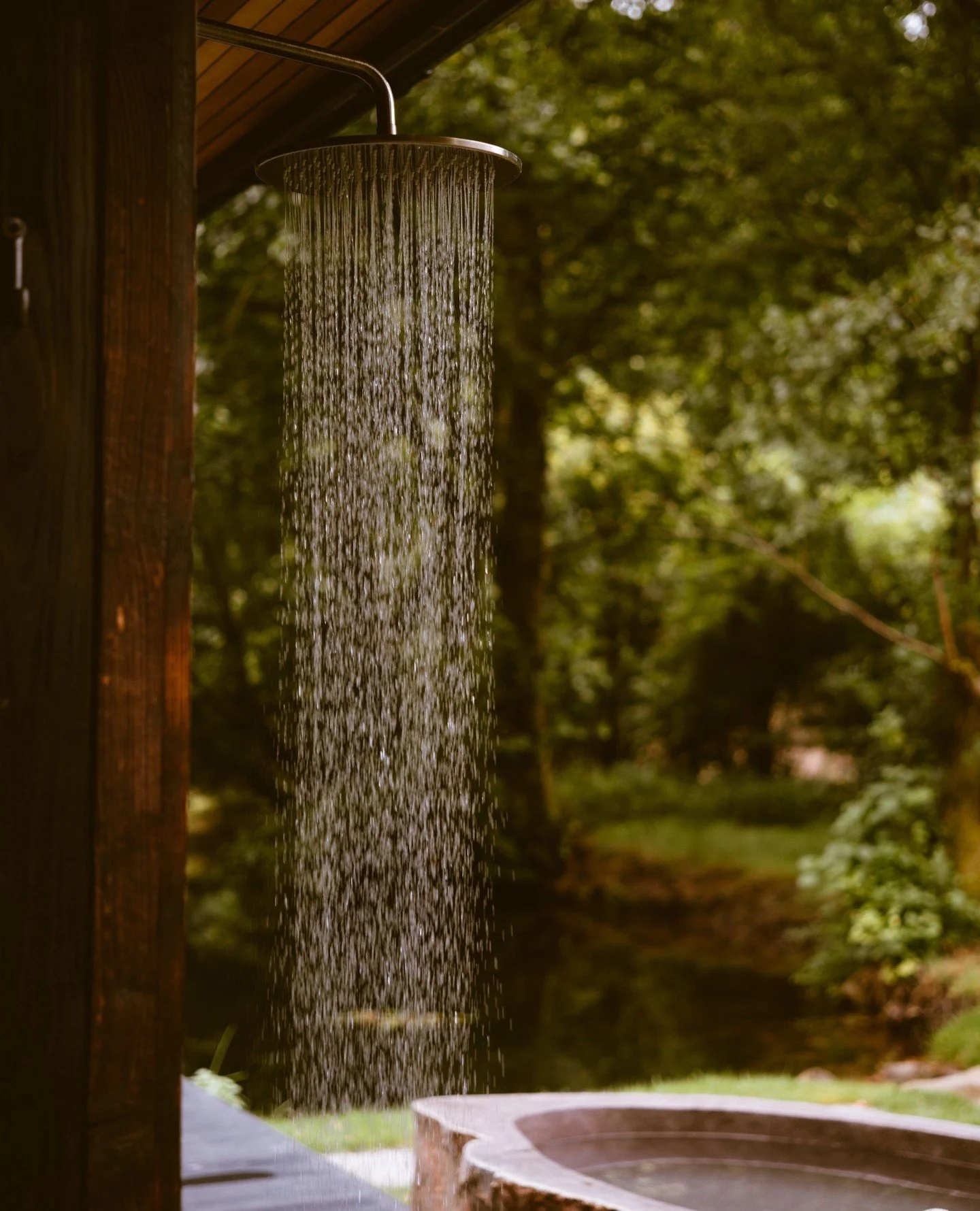 As well as a full indoor bathroom, you'll find an outdoor shower at Ebba. Perfect for hopping between the stone bath and the 'floating' sauna!⁠
⁠
#ebba