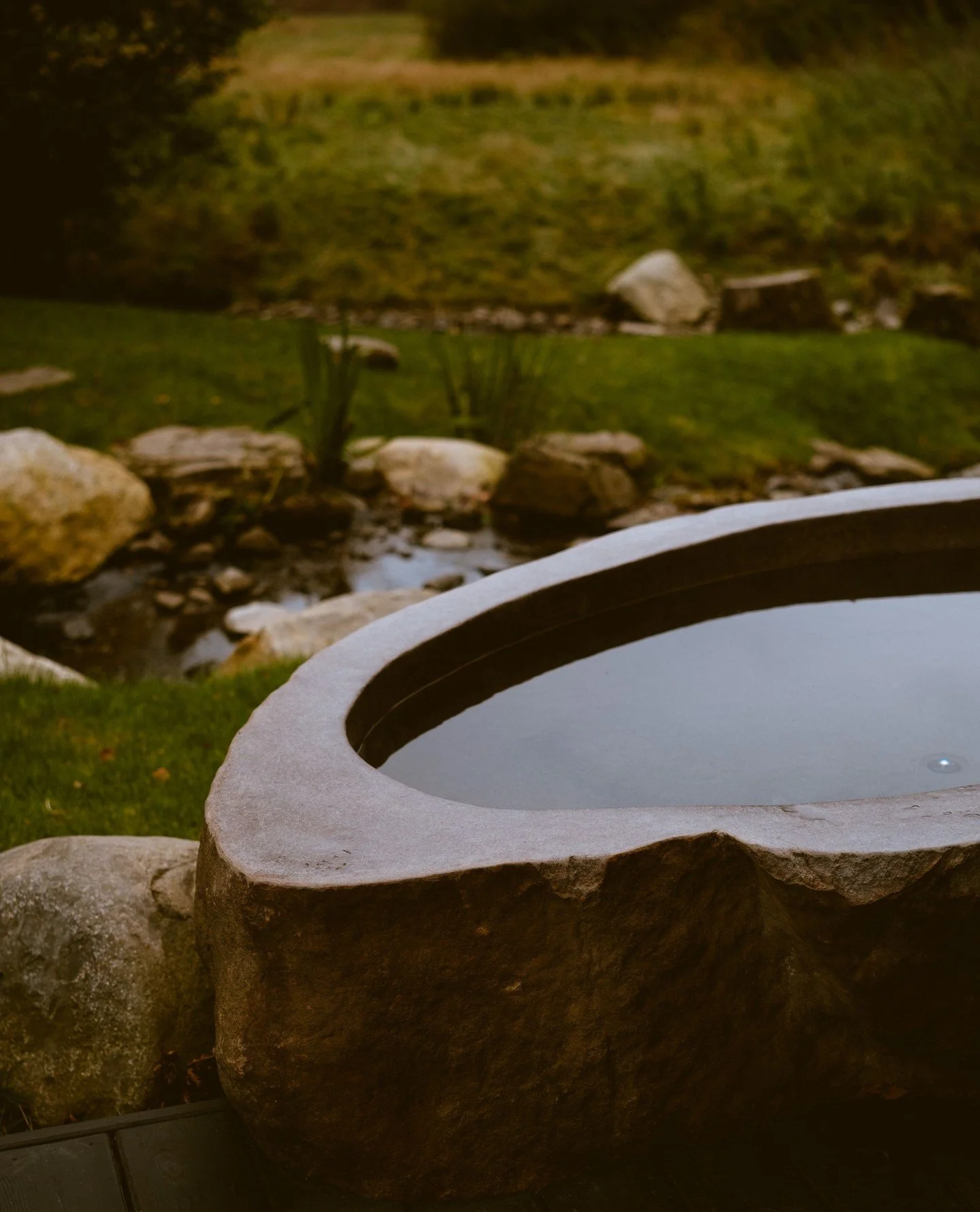 Each cabin at Ebba comes with its own outdoor stone bathtub, with hot running water for the perfect way to warm up after a day walking.⁠
⁠
#ebba