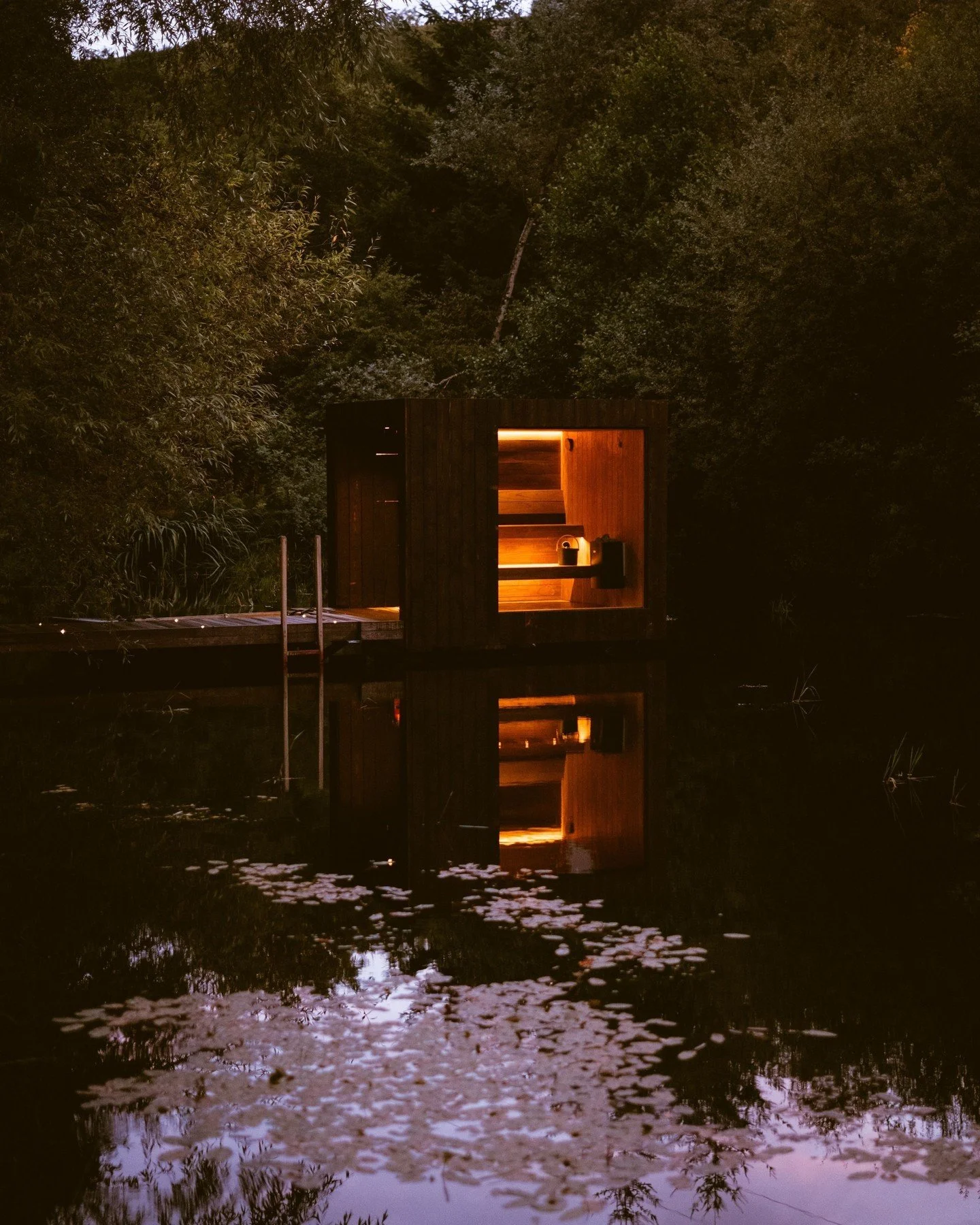 We designed the sauna at 'Onna' to look as if it is floating on the lake.