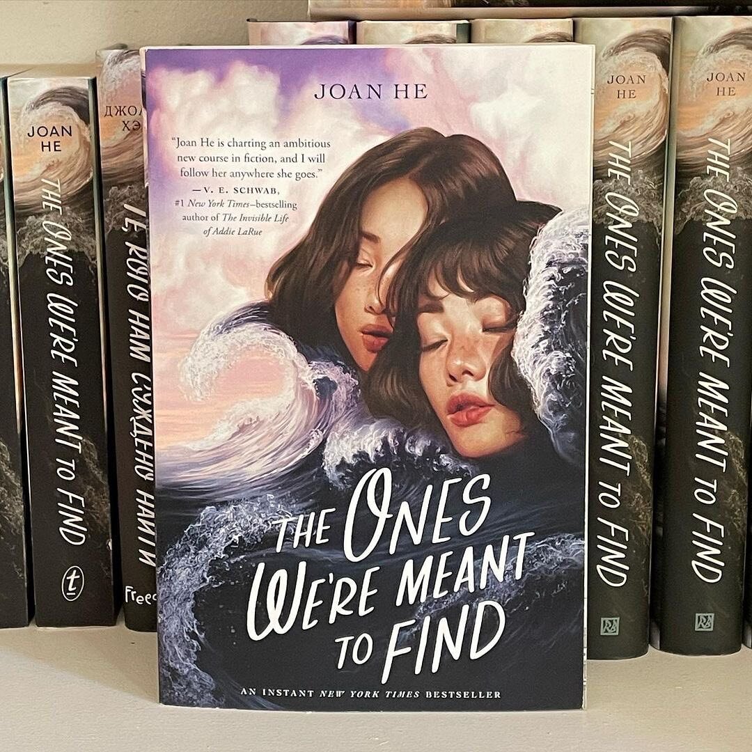 Happy paperback pub day to THE ONES WE&rsquo;RE MEANT TO FIND by Joan He! Set in a climate-ravaged future, this NYT bestselling novel follows the story of two sisters, separated by an ocean, desperately trying to find each other.

📸: @joanhewrites