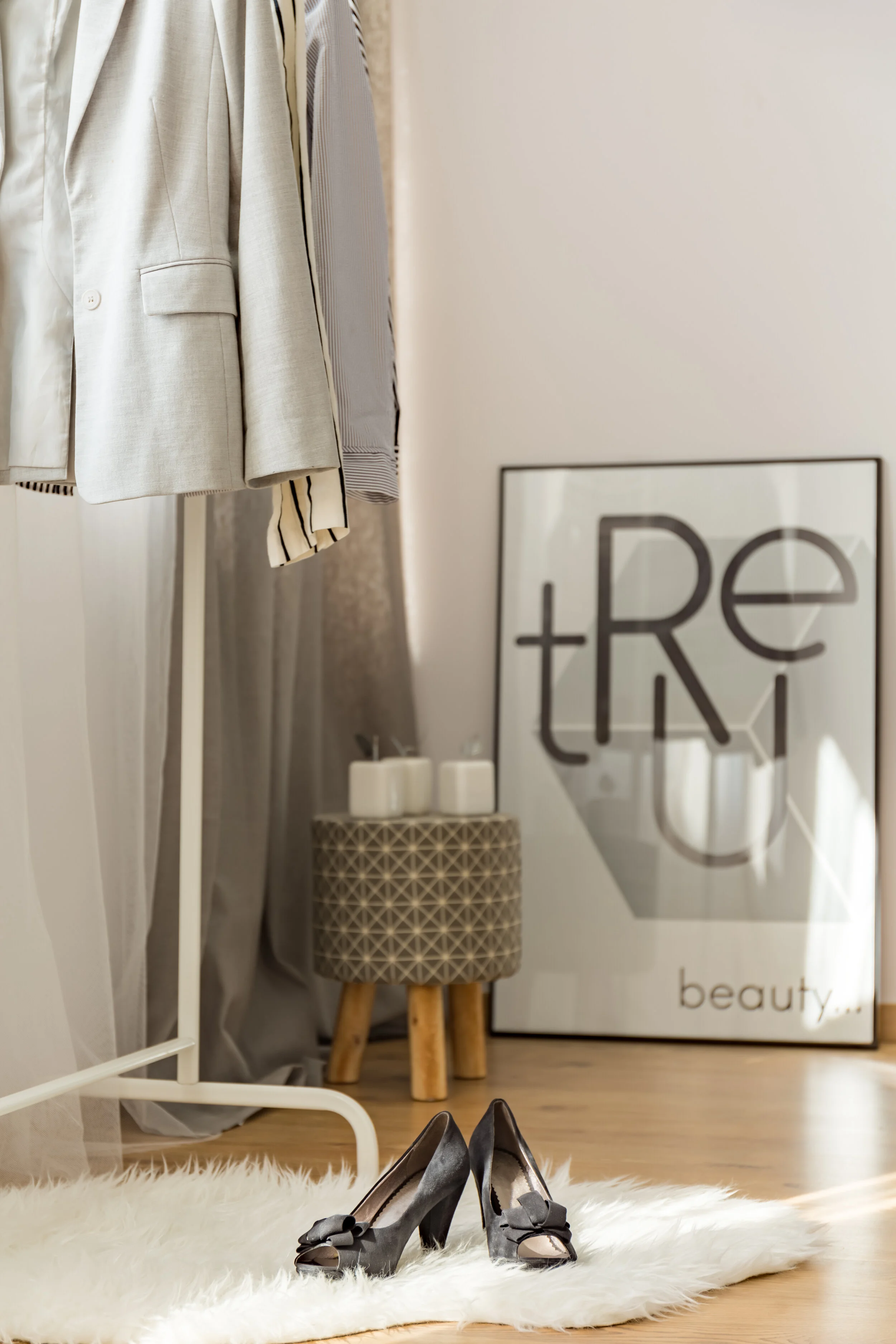 clothes-in-womans-room-P5MDNED.jpg