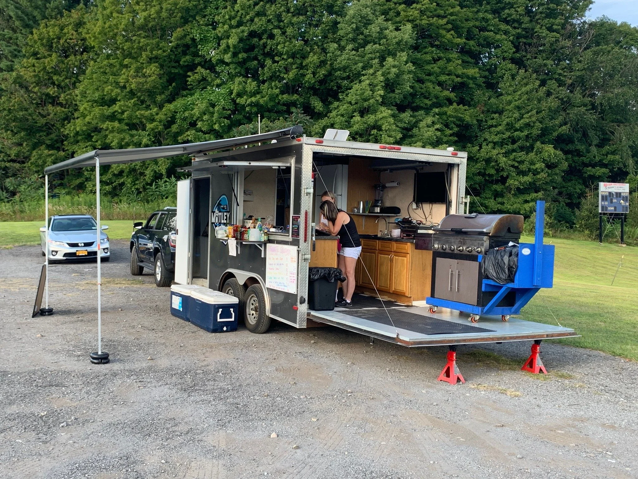 Monday Food Trucks Motley Chew American Burgers & Chicken — Foothill