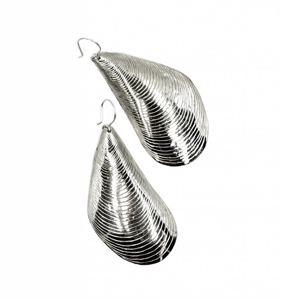 MUSSLE SHELL EARRINGS - ALPACA