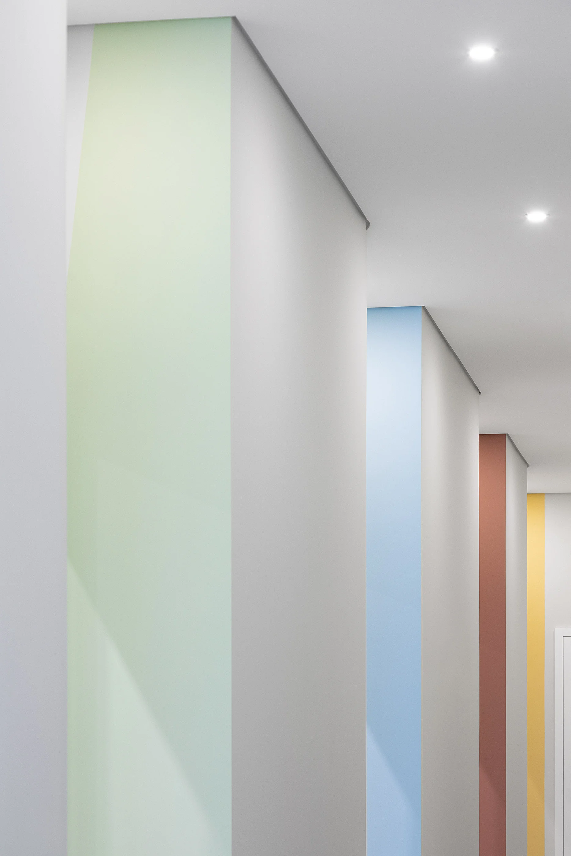 The circulation and distribution of the clinic is accomplished thru a central corridor that connects the several spaces, allowing at the same time a clear path for the visitors and their control by the clinic staff. In order to identify the cabinets a colour code is applied, suitable to impaired patients.