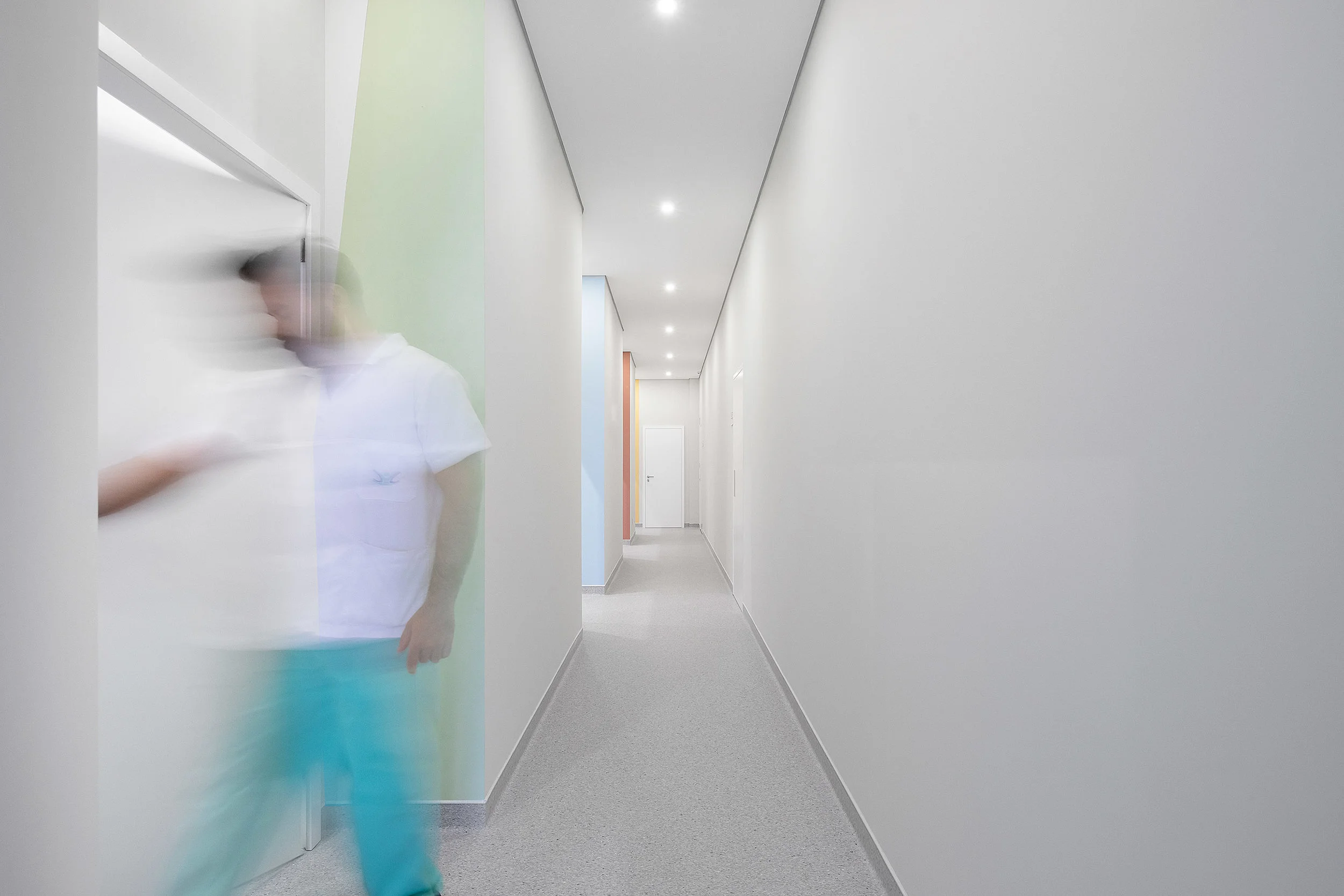 The vinyl pavement and the white walls provide space unity of the clinic spaces while the spa takes on an exceptional character with the introduction of an continuous finishing made of vertical wood elements, and with the change of the artificial light temperature.