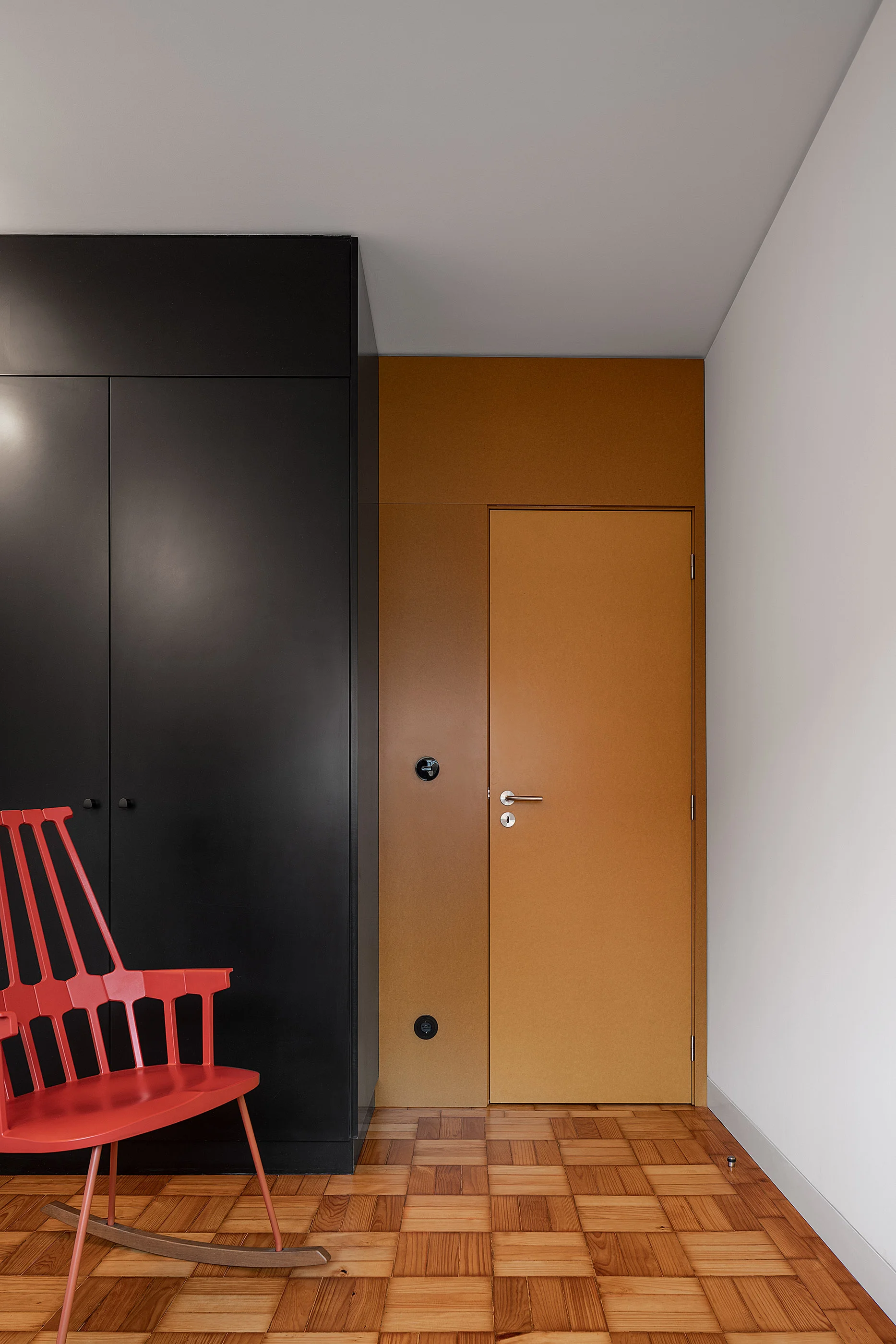 The small apartment, with only 60sqm is part of a 60’s affordable rent building. The original house is divided into minimum spaces, articulated by the entrance hall and a small corridor. The aim of the project was to maximize the living space of the house, stripping the space to the bare minimum and reorganizing the plan.