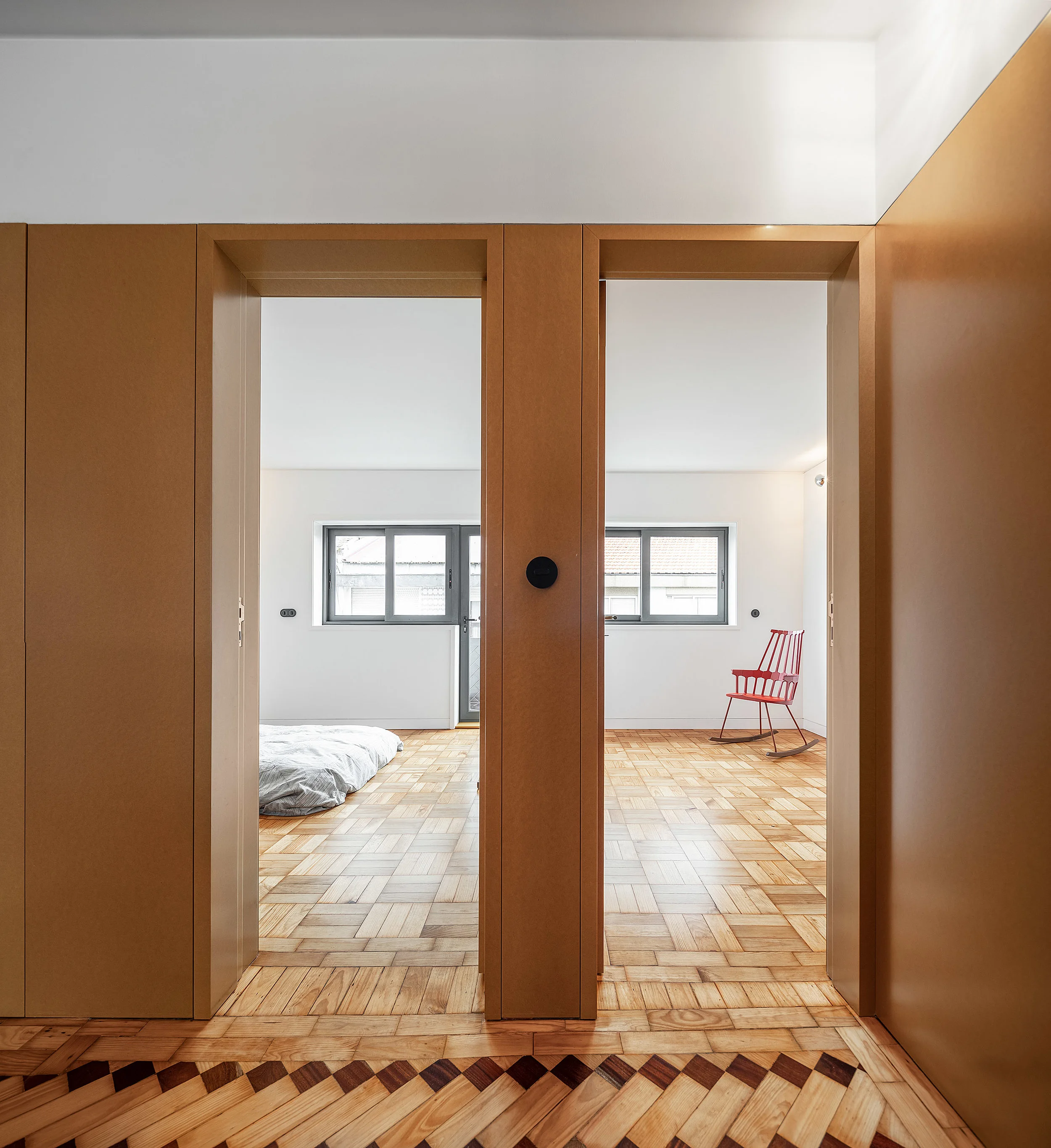 The new plan keeps the original bedrooms and bathroom location while the entrance hall, kitchen, living room and sunroom are merged to a single space, providing sunlight to the whole apartment.