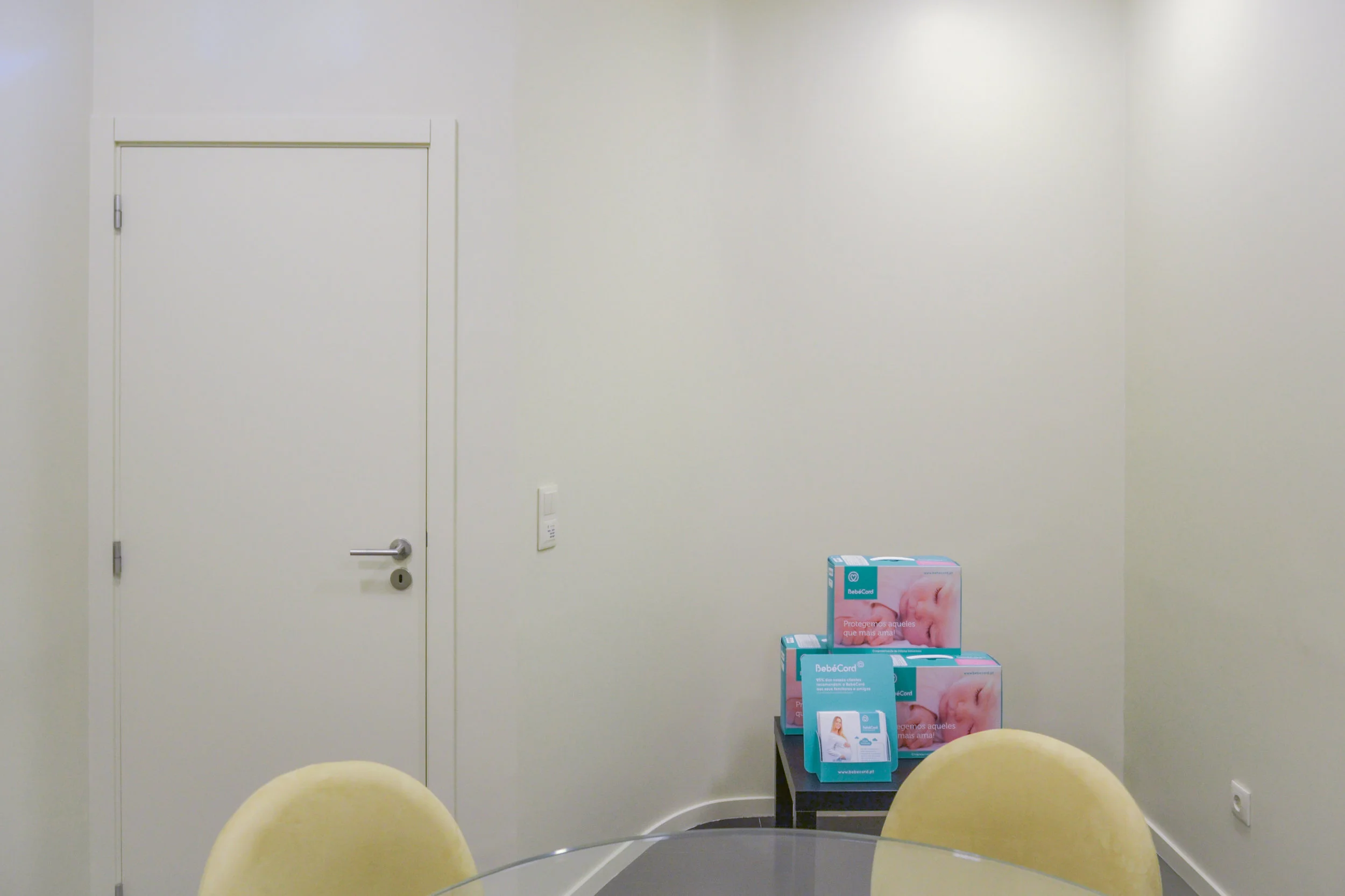 This project is structured from the programmatic requirements of the client. The aim was to include in the same space a reception, an ultrasound office, a meeting room and a space for the final briefing. This sequence of spaces corresponds to the process that patients follow during the consultation.