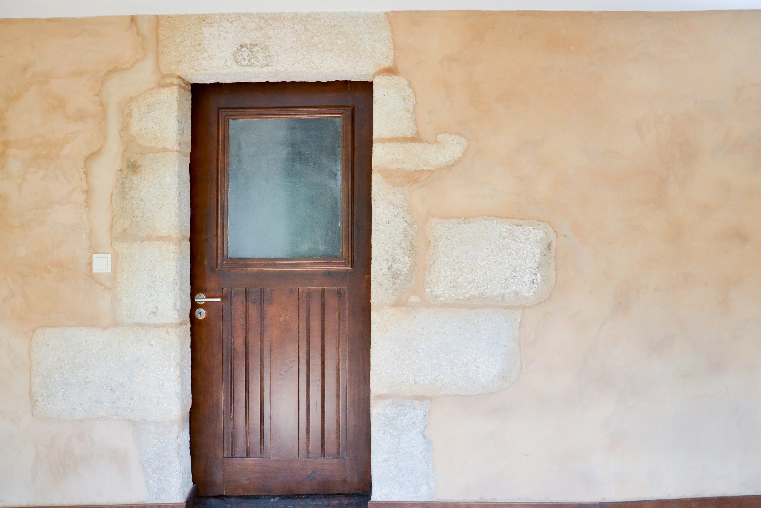 This project consisted in the rehabilitation and adaptation of a small house, located in the influence area of the Monastery of Santa Maria Salzedas in order to adapt to a rural tourism accommodation.