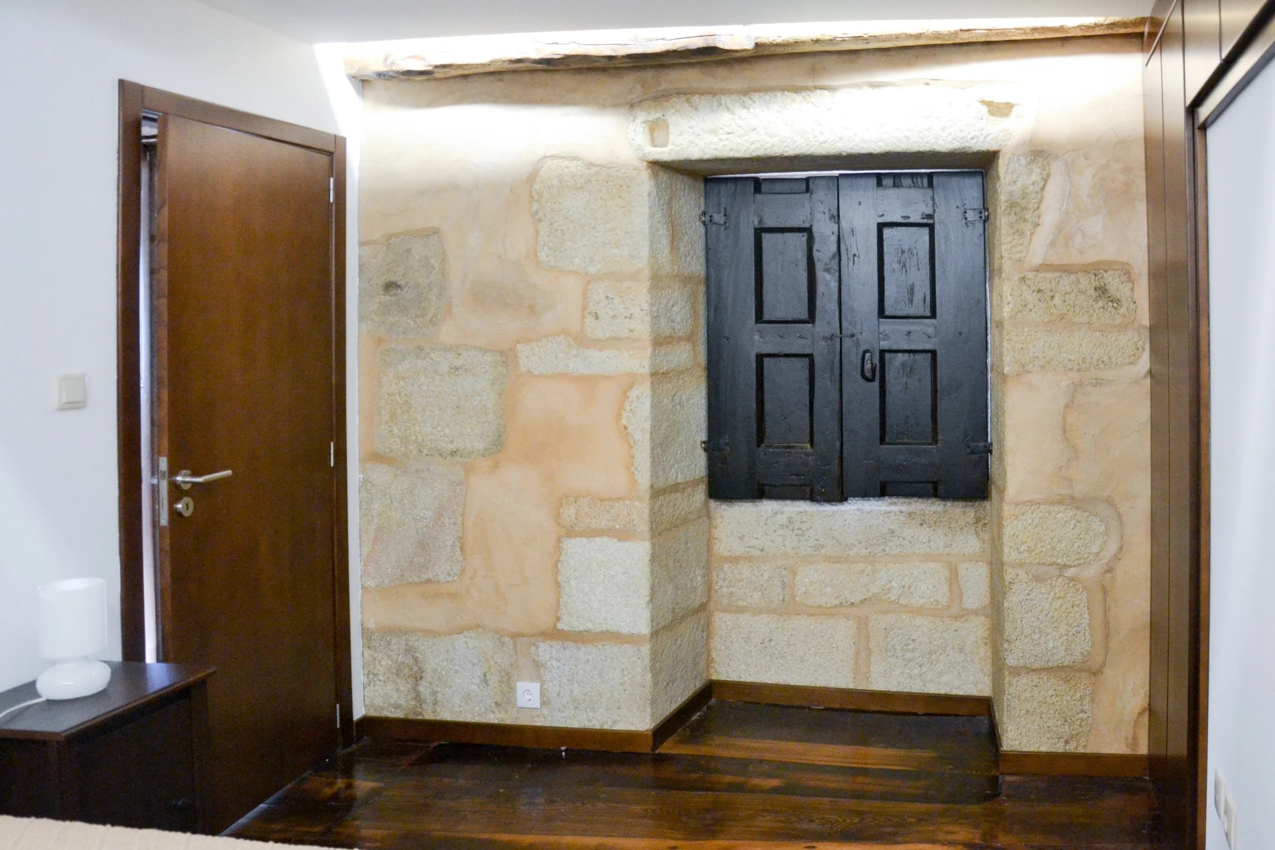 It was maintained the characteristics of the house, the floors in brown wood, granite walls, the bars in brown wood.